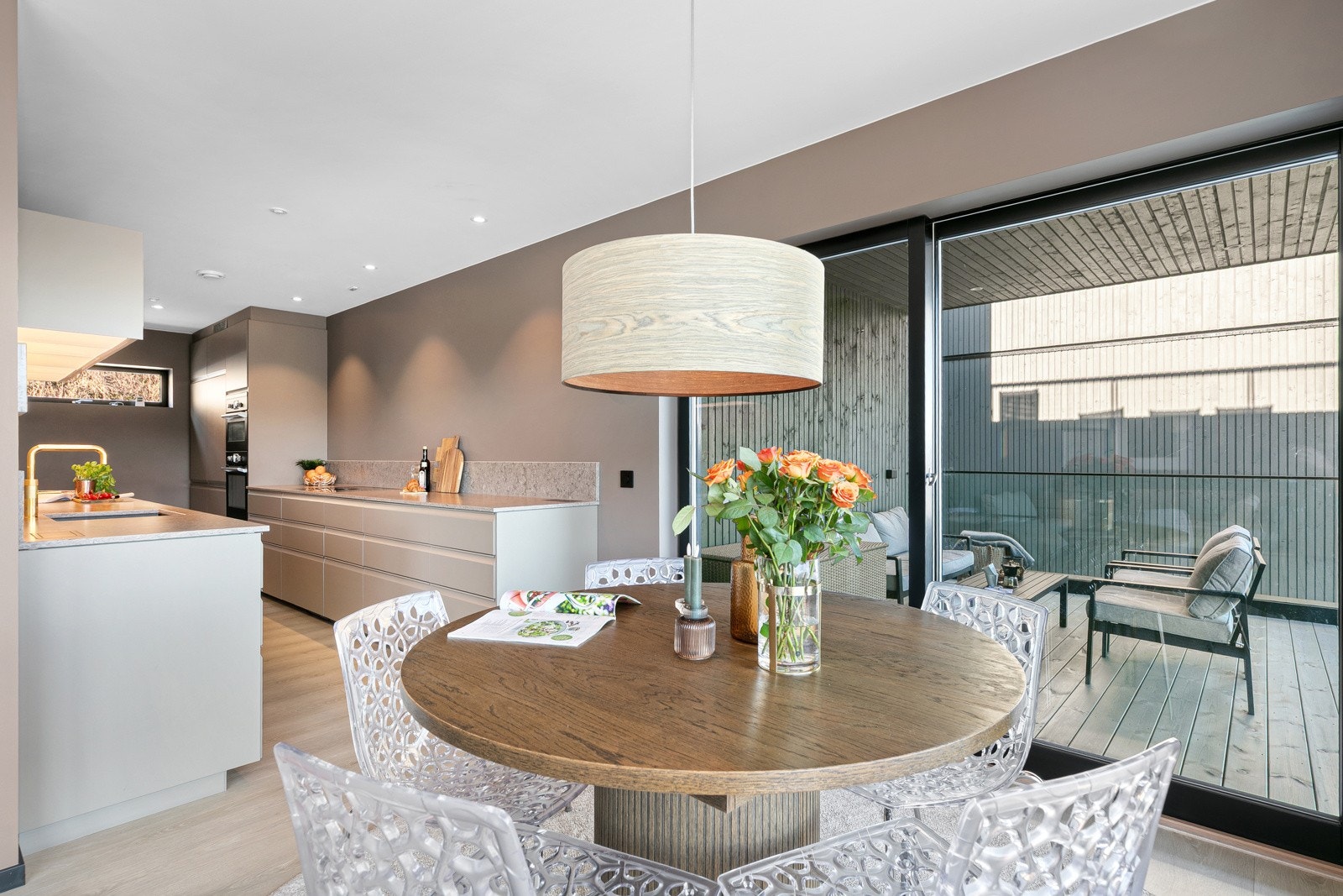 Hyggelig spiseplass med kjøkken i bakgrunn. Galleribilde