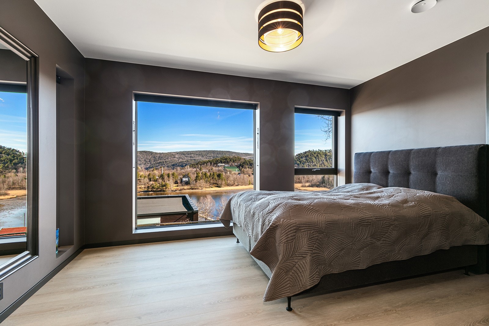 Hovedsoverom med store vinduer, dette er en bra utsikt å våkne til. Galleribilde