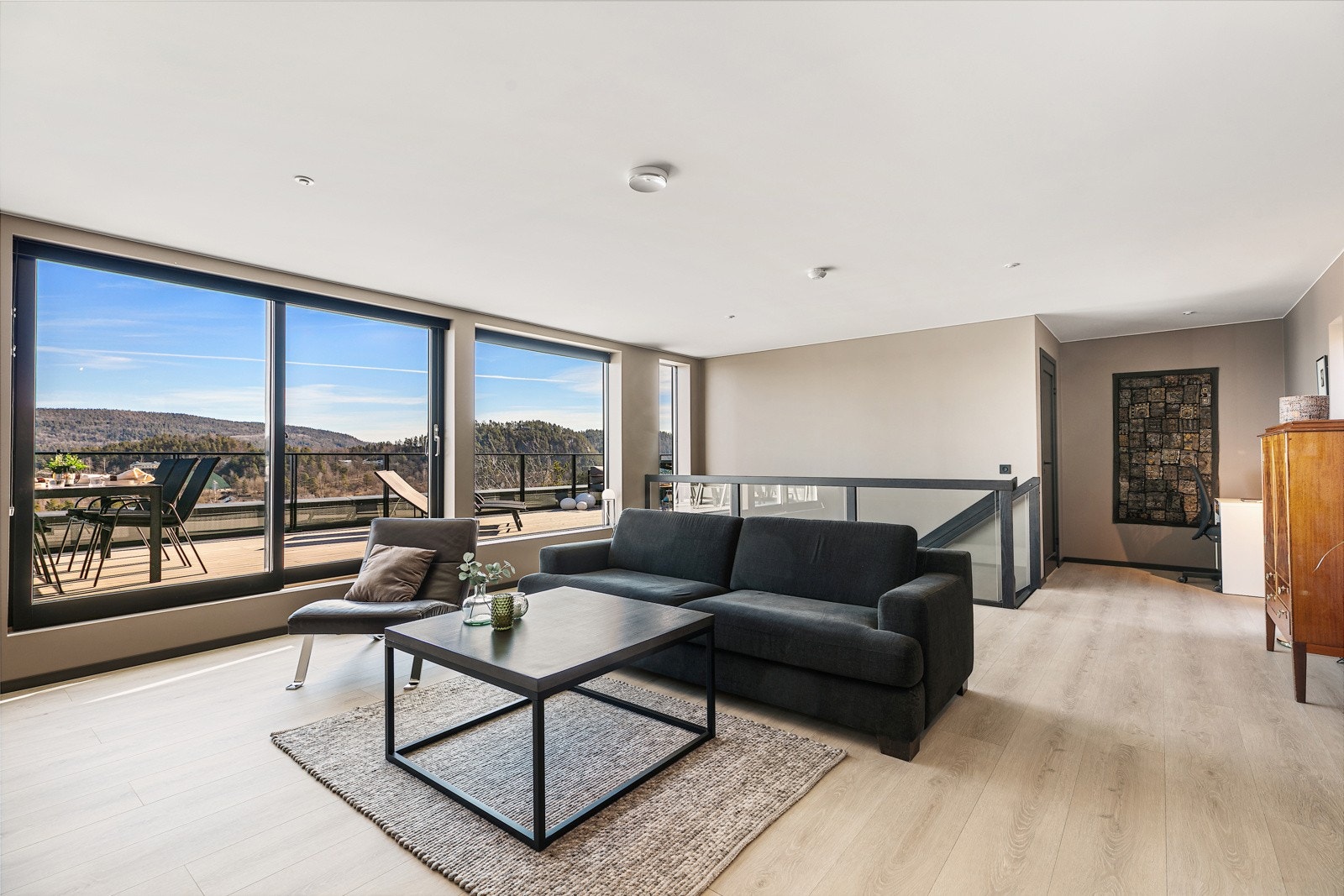 Loftstue med stor bod i bakkant. Galleribilde