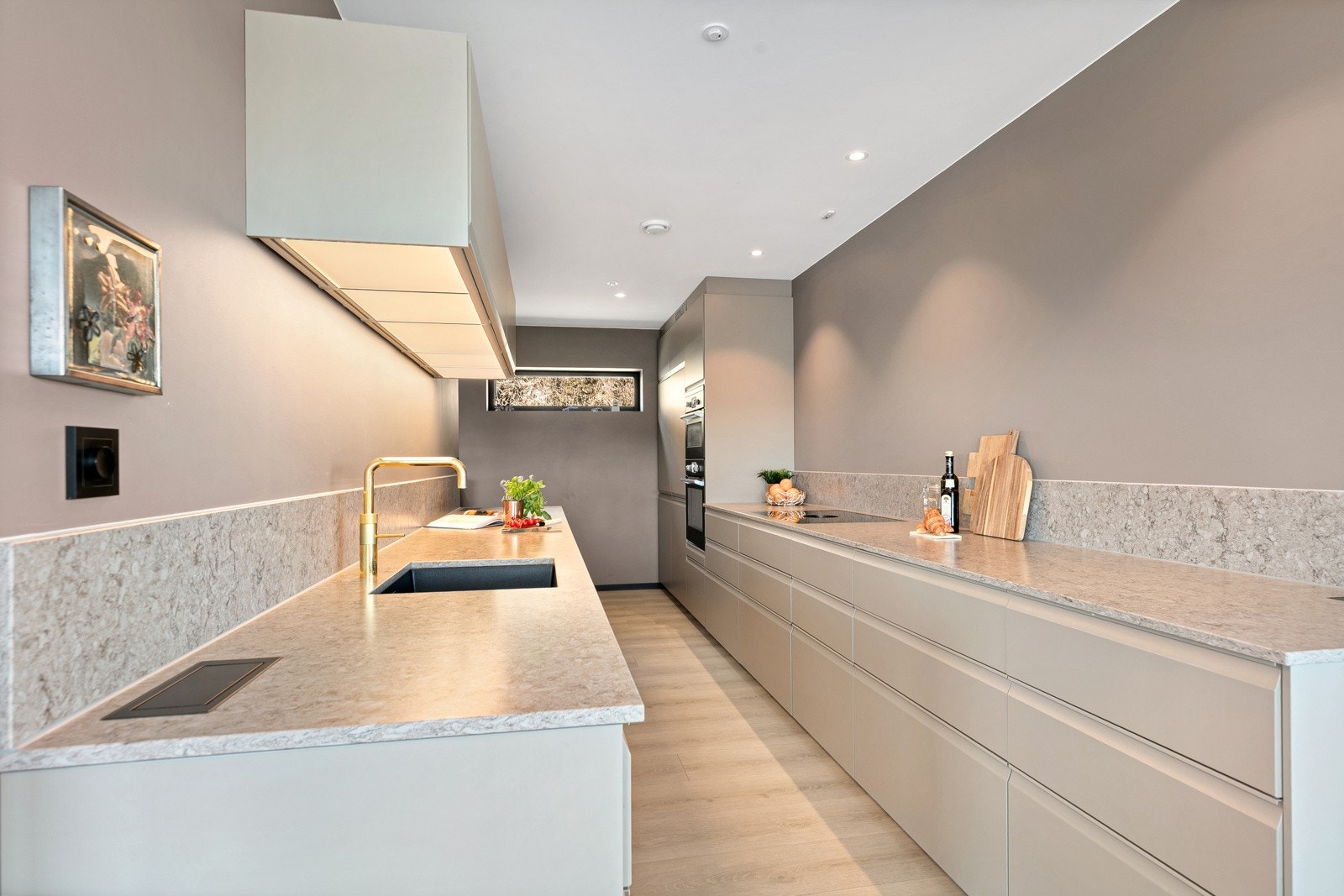 Lekkert moderne kjøkken med kompositt benker. Galleribilde