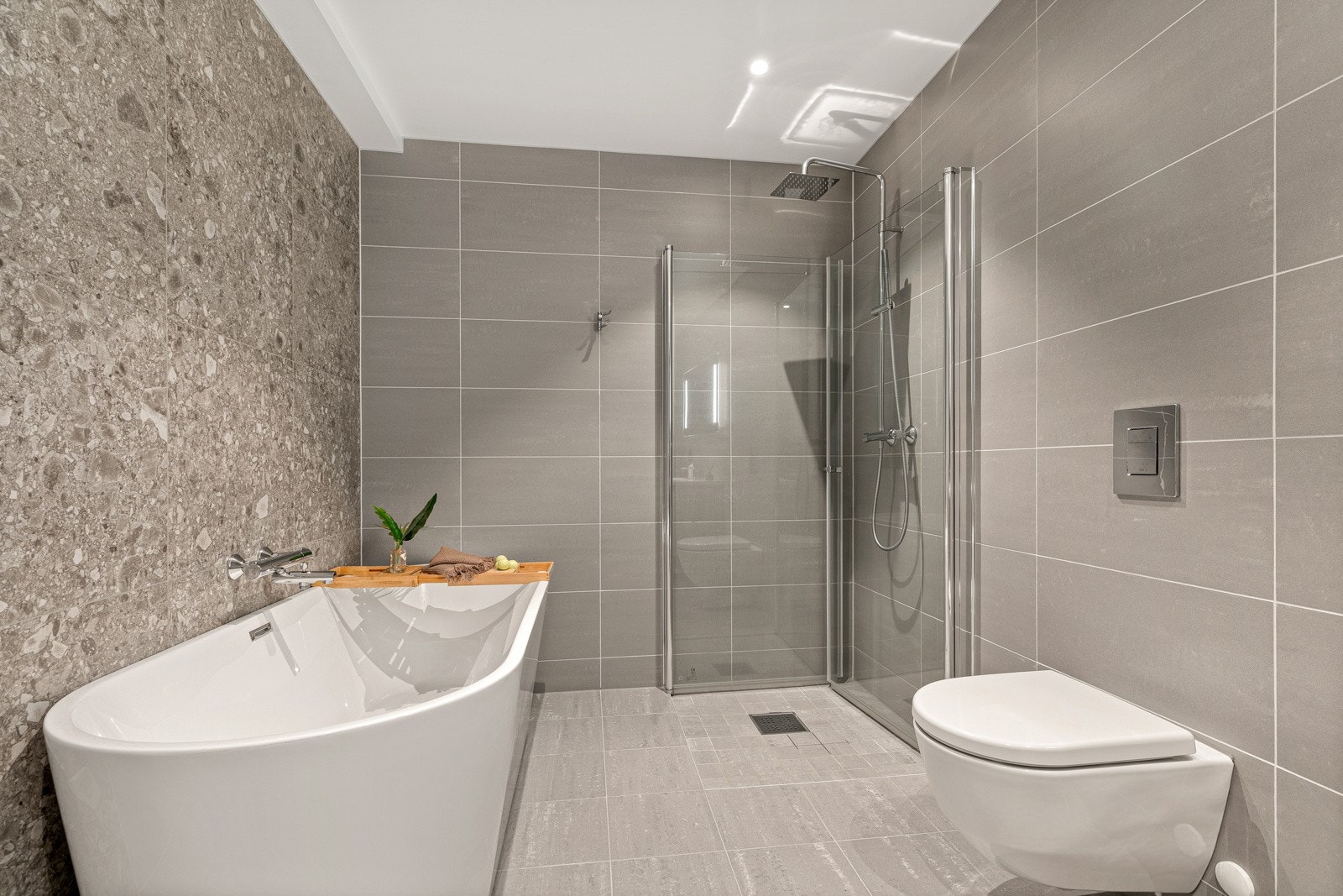 Hovedbad med både badekar og dusjvegger. Galleribilde