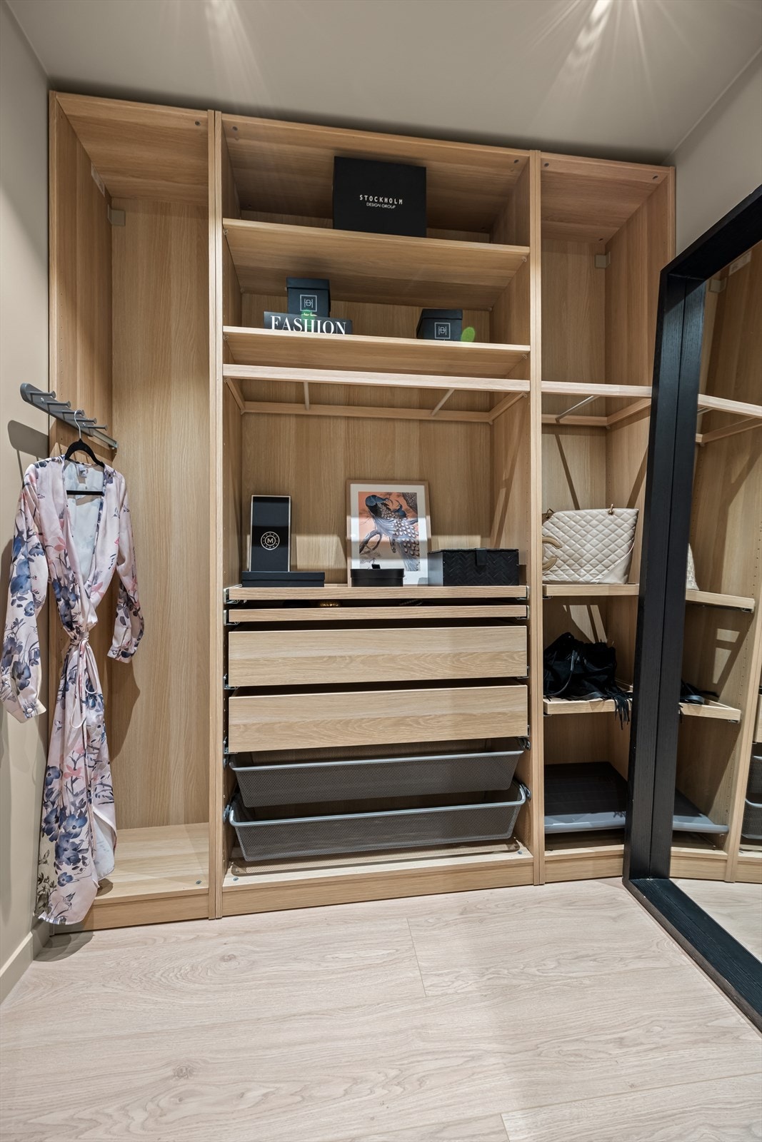 Boden er innredet med stor garderobe løsning Galleribilde