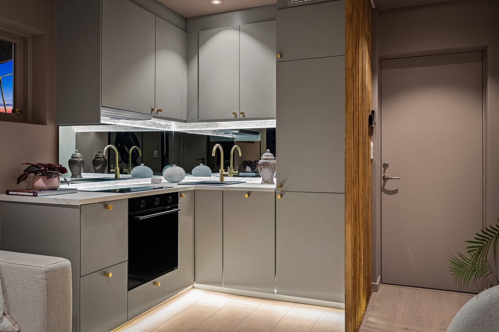 Kjøkkeninnredningen fra 2026 har glatte fronter og en slitesterk benkeplate i laminat. Galleribilde