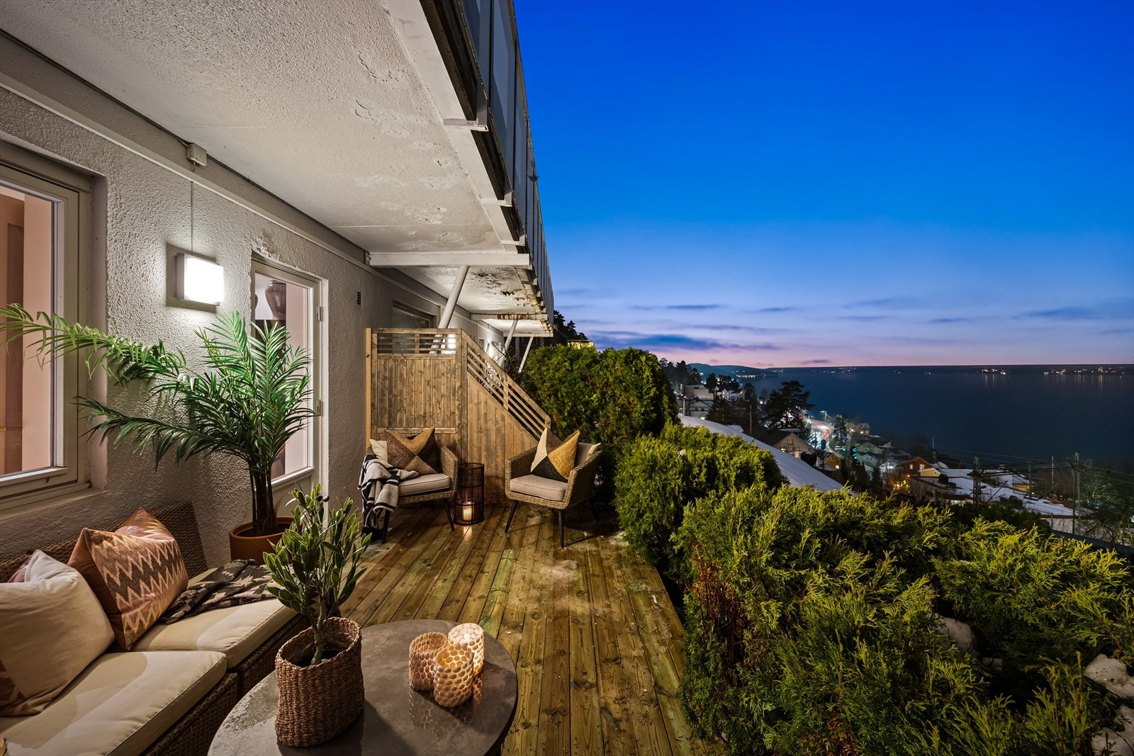 Her ute kan du nyte en åpen og vid utsikt over nærområdet og fjorden. Galleribilde