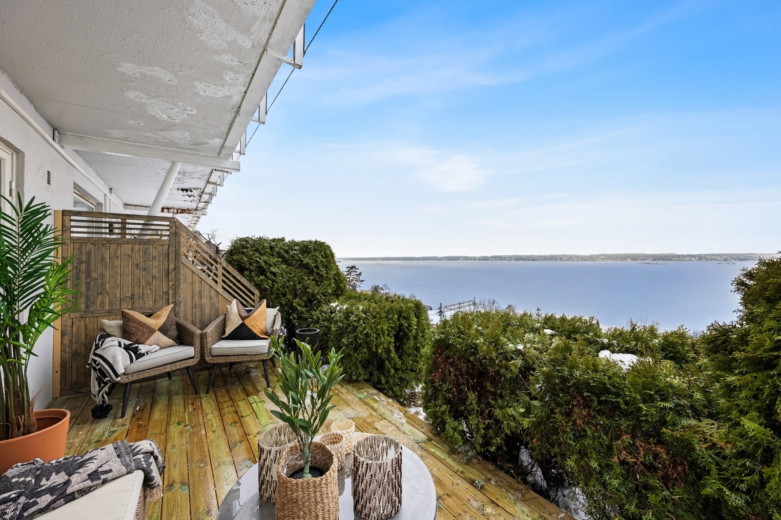 Den store terrassen på 14 m² utvider leiligheten og gir rikelig med plass for utemøbler. Galleribilde