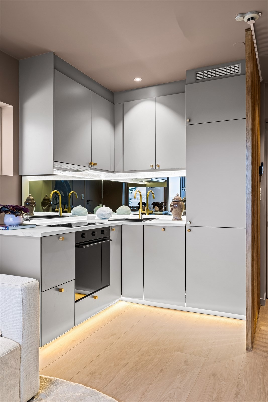 Kjøkkenet er utstyrt med både komfyrvakt og vannstoppsystem for ekstra trygghet. Galleribilde