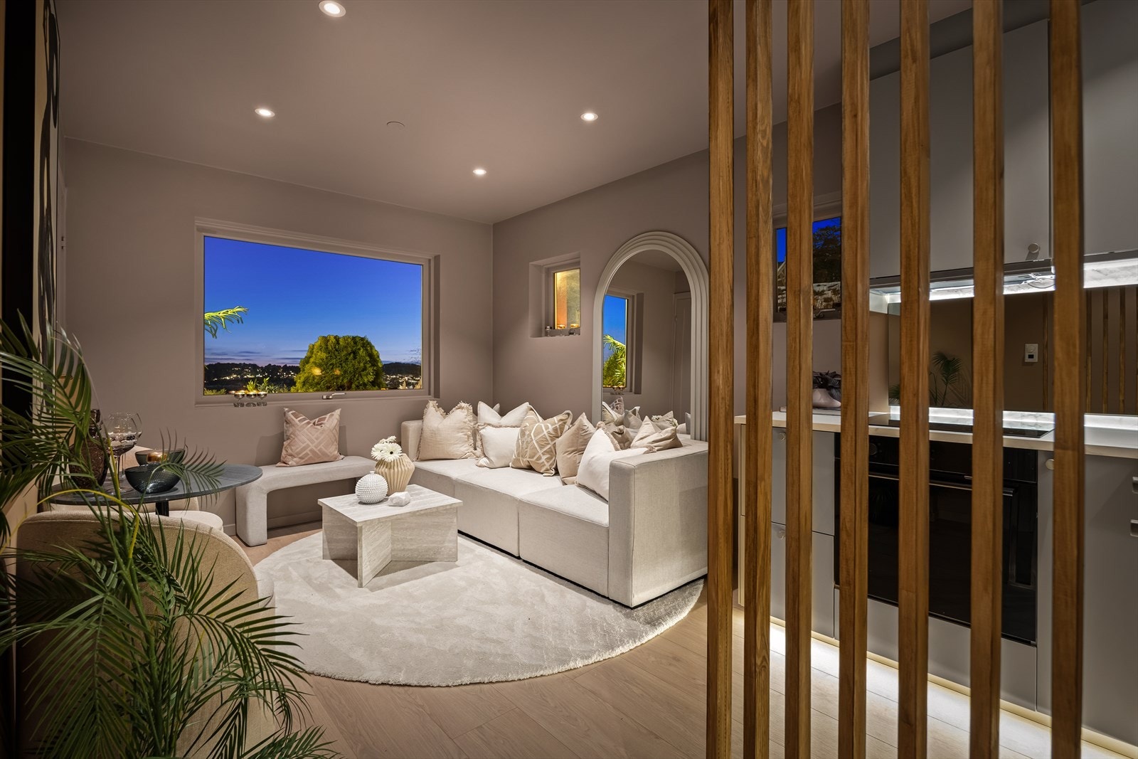 Stilfull 2-roms selveierleilighet med flott utsikt og vestvendt uteplass. Galleribilde