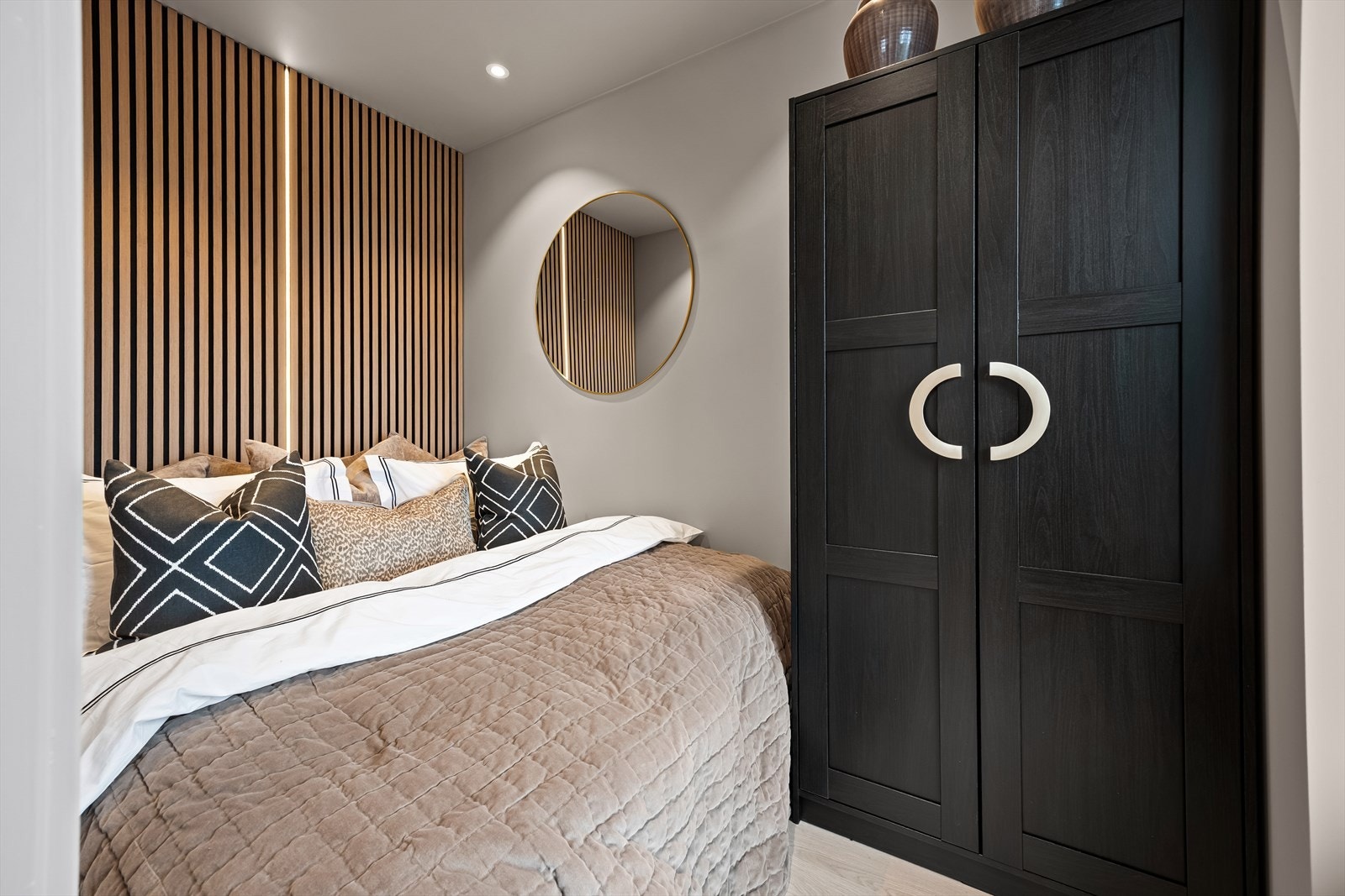 Soverommet har plass til dobbeltseng og garderobeskap. Galleribilde