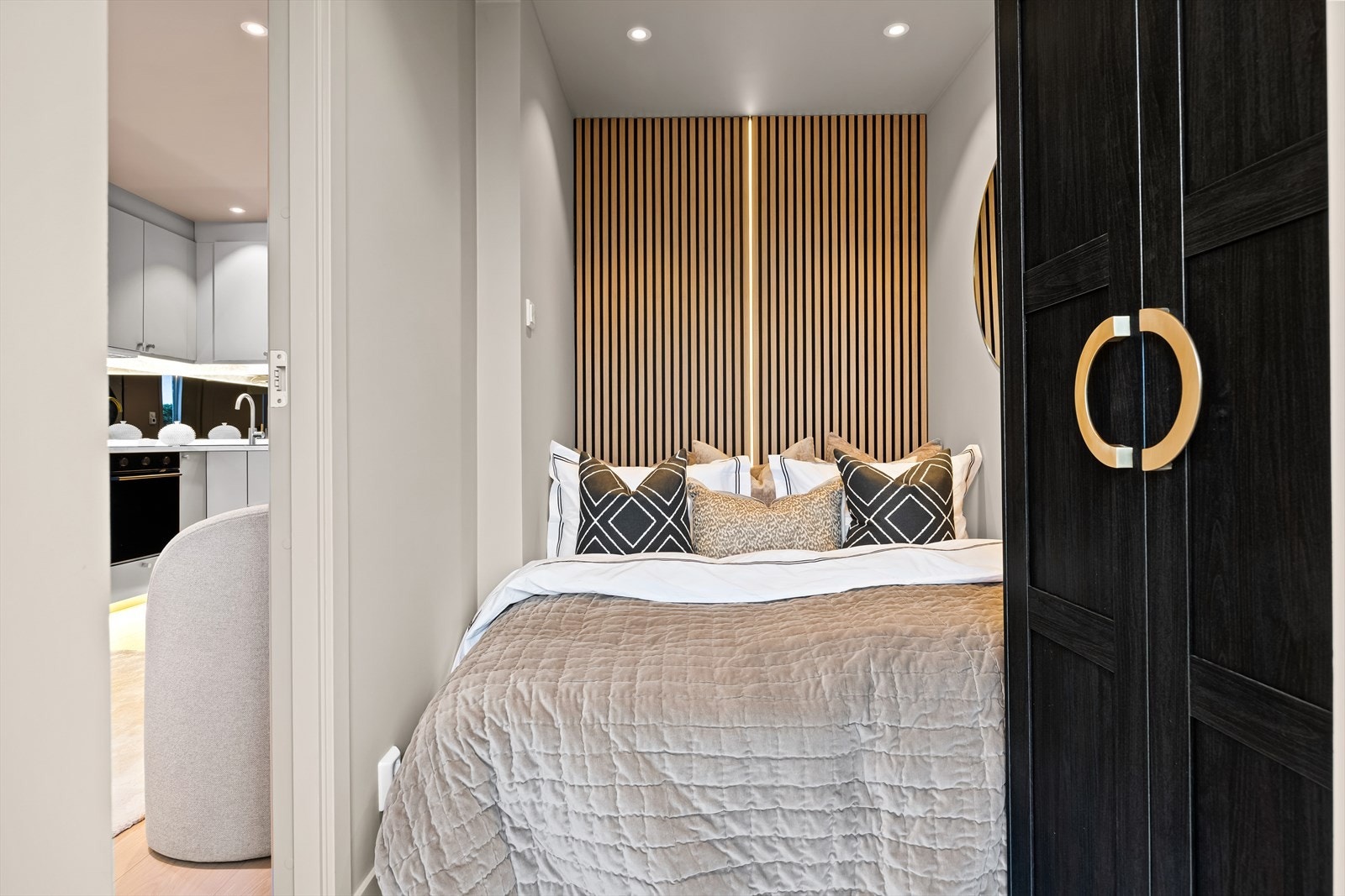 Spileveggen bak sengen tilfører varme og tekstur til rommet. Galleribilde