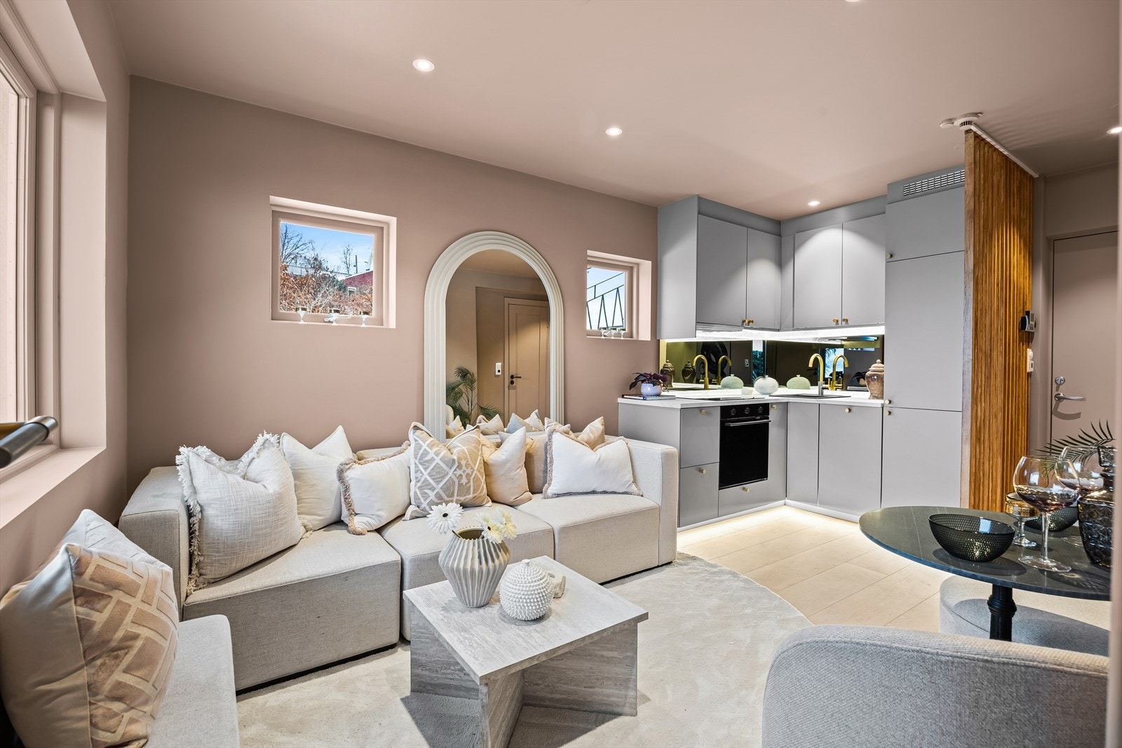 Stuen er lekker med åpen kjøkkenløsning, noe som skaper en god romfølelse. Galleribilde