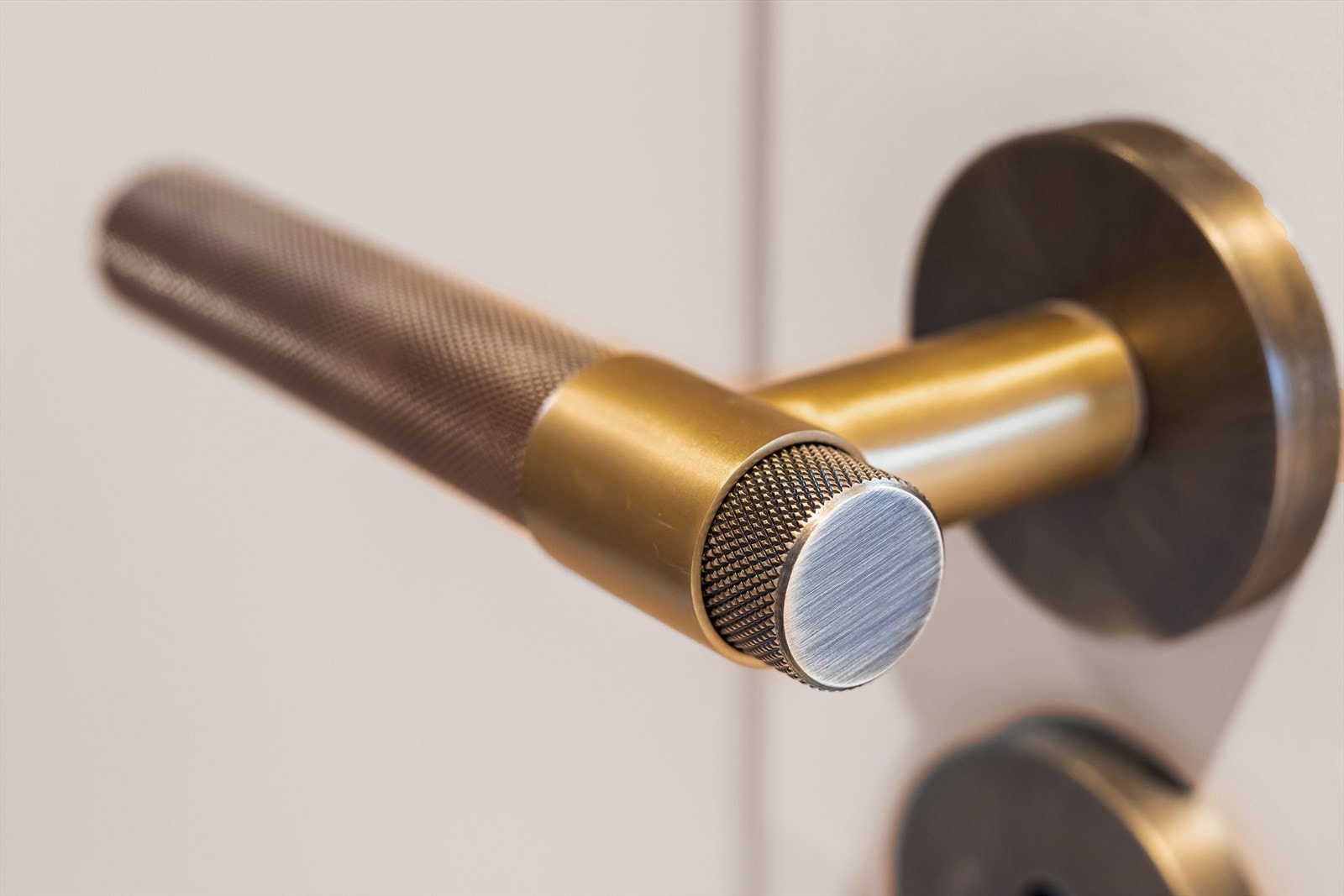 Alle håndtak og dørvridere er fra anerkjente Lovehandels Galleribilde