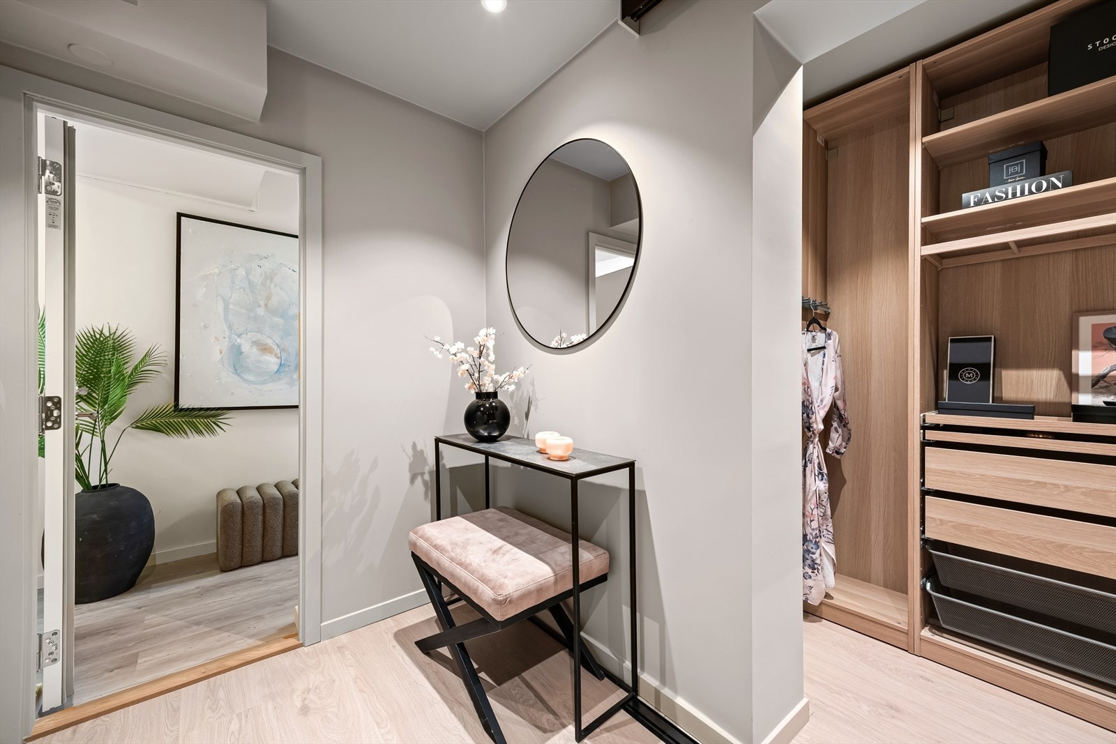 Fra den største boden ut i gangen Galleribilde