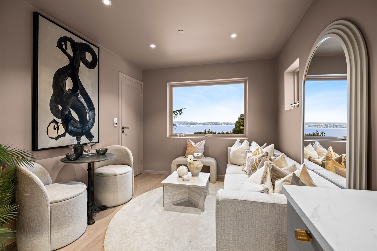 Stort vindu som slipper inn rikelig med naturlig lys, samtidig som det ivaretar den fantastiske utsikten. Galleribilde