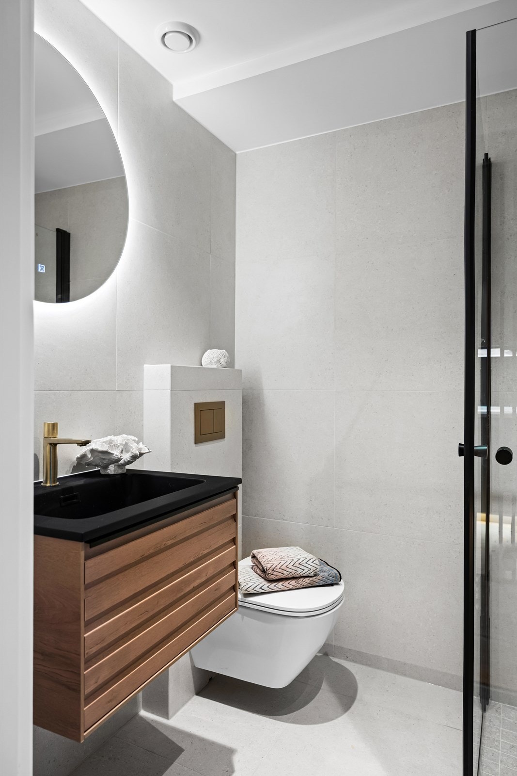 Badet har elektriske varmekabler og opplegg for vaskemaskin. Galleribilde