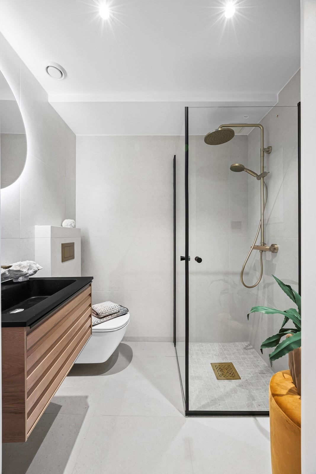 Badet er elegant og moderne, pusset opp i 2026 med flislagte overflater og tidsriktige detaljer. Galleribilde