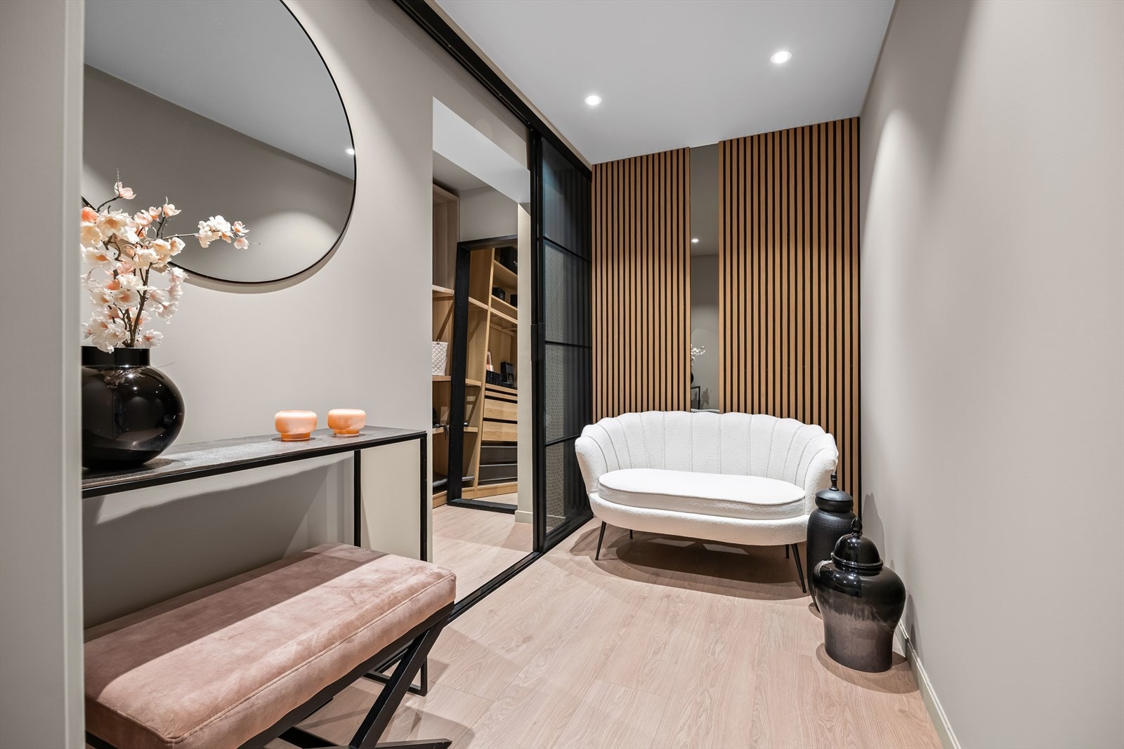 Ekstern bod på andre siden av gangen for leiligheten, boden er innredet Galleribilde