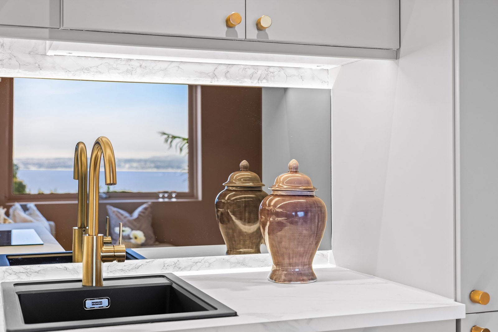 Gjennomtenkte materialvalg og god belysning skaper et funksjonelt og stilrent kjøkken. Galleribilde