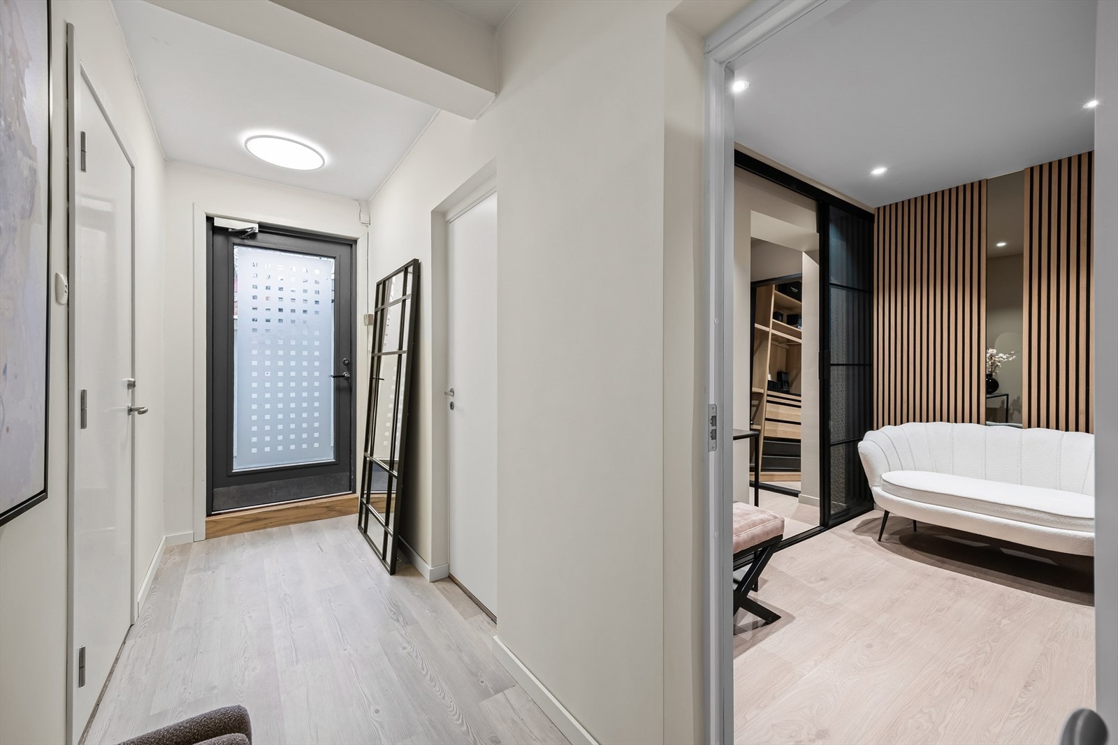 Fra innredet bod til inngangsdør, inngangsdøren til leiligheten til venstre Galleribilde