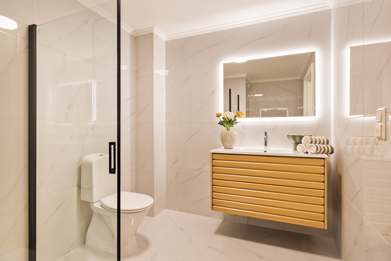 Badet er nyoppusset i 2026 og holder en svært god standard med nye fliser, varmekabler, membran, elektrisk opplegg og moderne innredning. Galleribilde