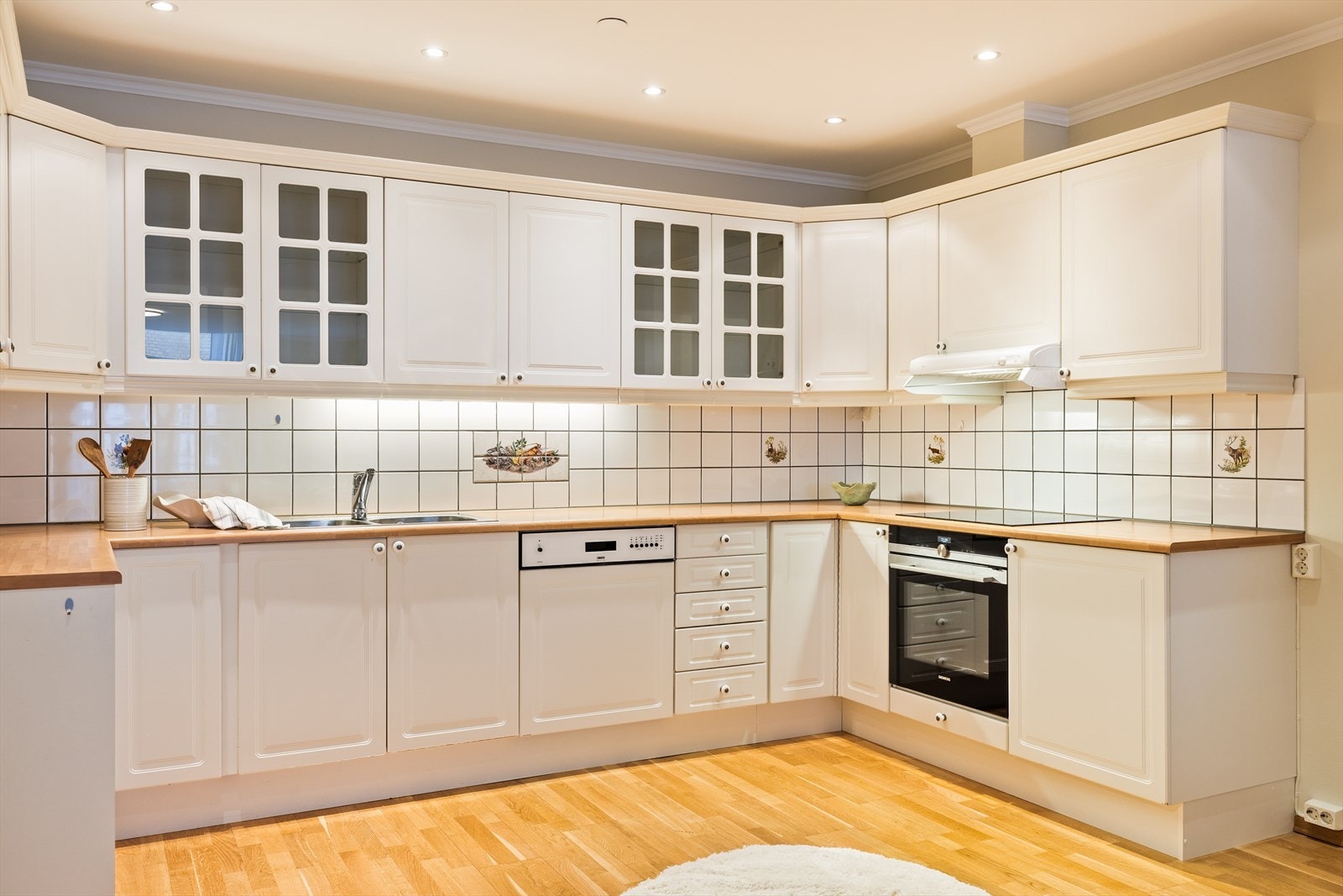 Det er godt med skap- og benkeplass på kjøkkenet for matlaging og oppbevaring. Galleribilde