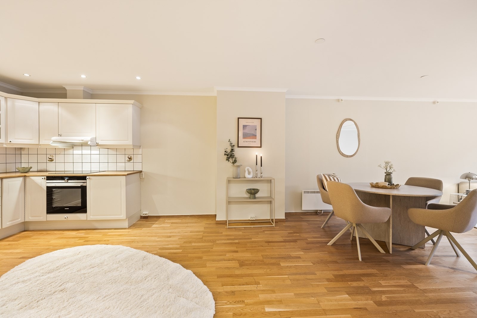 her kan du fint invitere de du ønsker over på et godt måltid med god plass til et romslig spisebord. Galleribilde