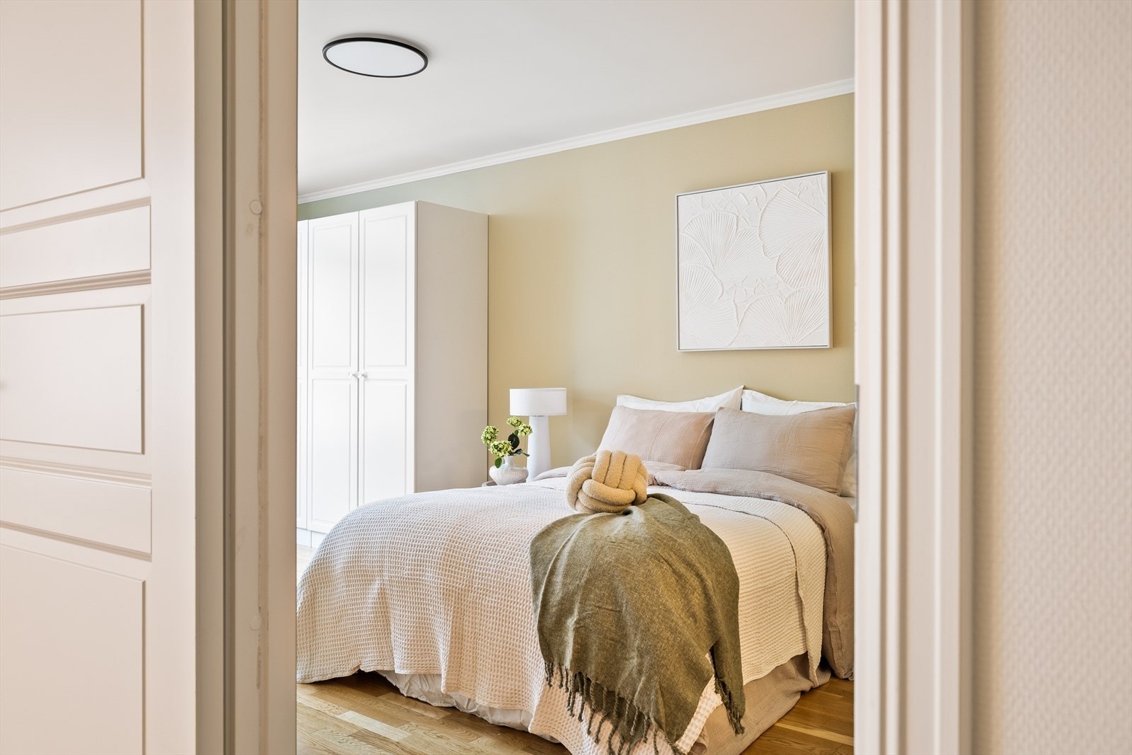 Videre finner du leilighetens romslige soverom. Galleribilde