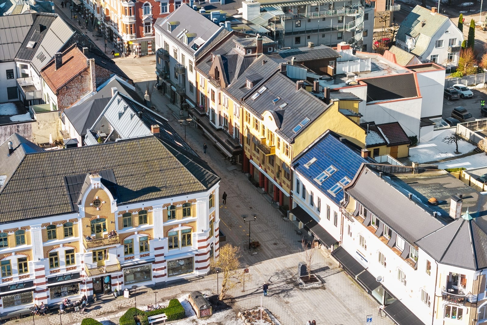 Sandefjord sentrum byr på et bredt spekter av butikker, fra små nisjebutikker til kjente kjedebutikker, som gjør shopping til en hyggelig opplevelse. Galleribilde