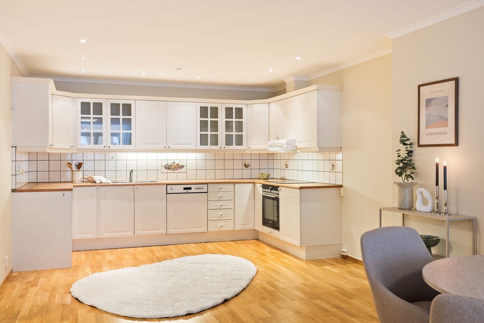 Tidløst kjøkkeninnredning med profilerte fronter og benkeplate i høytrykkslaminat. Galleribilde