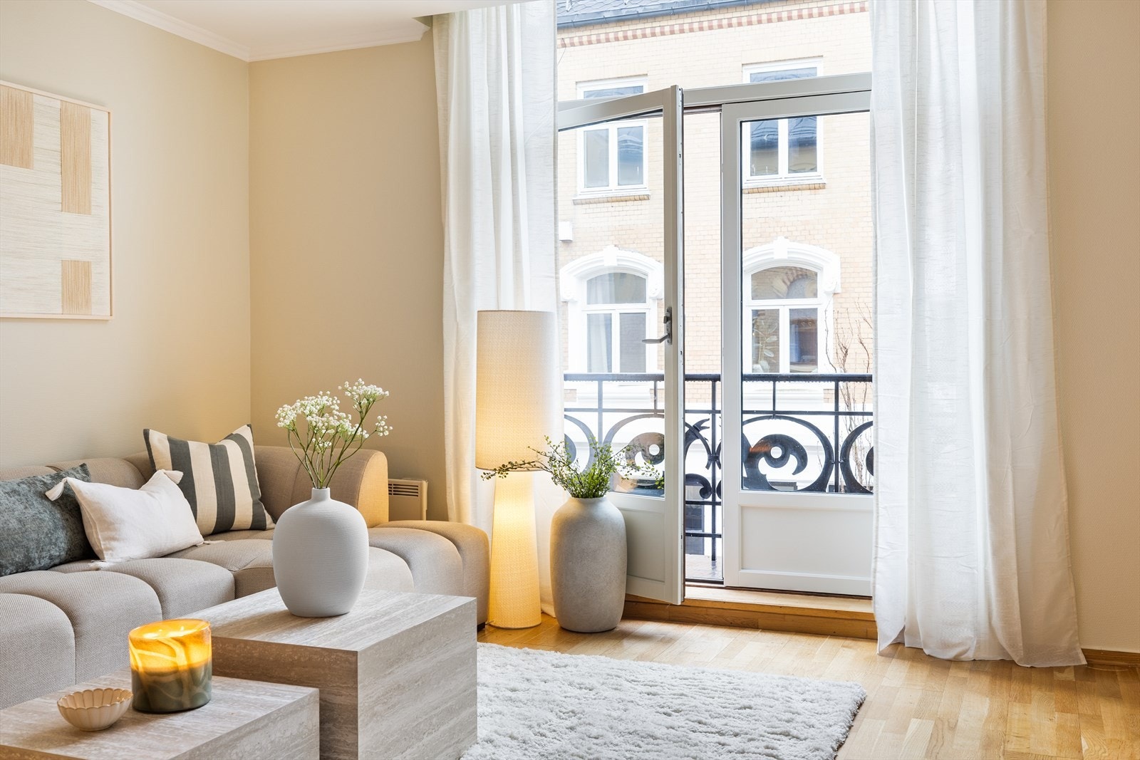 I tillegg har stuen en hyggelig balkong, så her kan du åpne døren og slippe sommeren inn på varme dager. Galleribilde