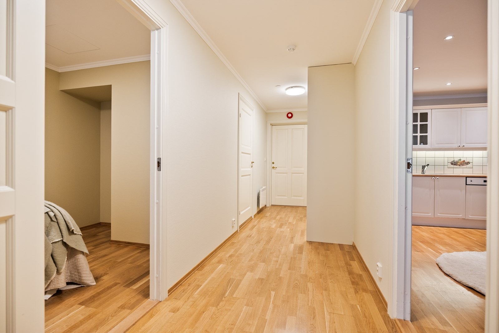 Når du kommer inn i leiligheten møtes du av en lys entré med garderobeskap for oppbevaring av yttertøy. Galleribilde