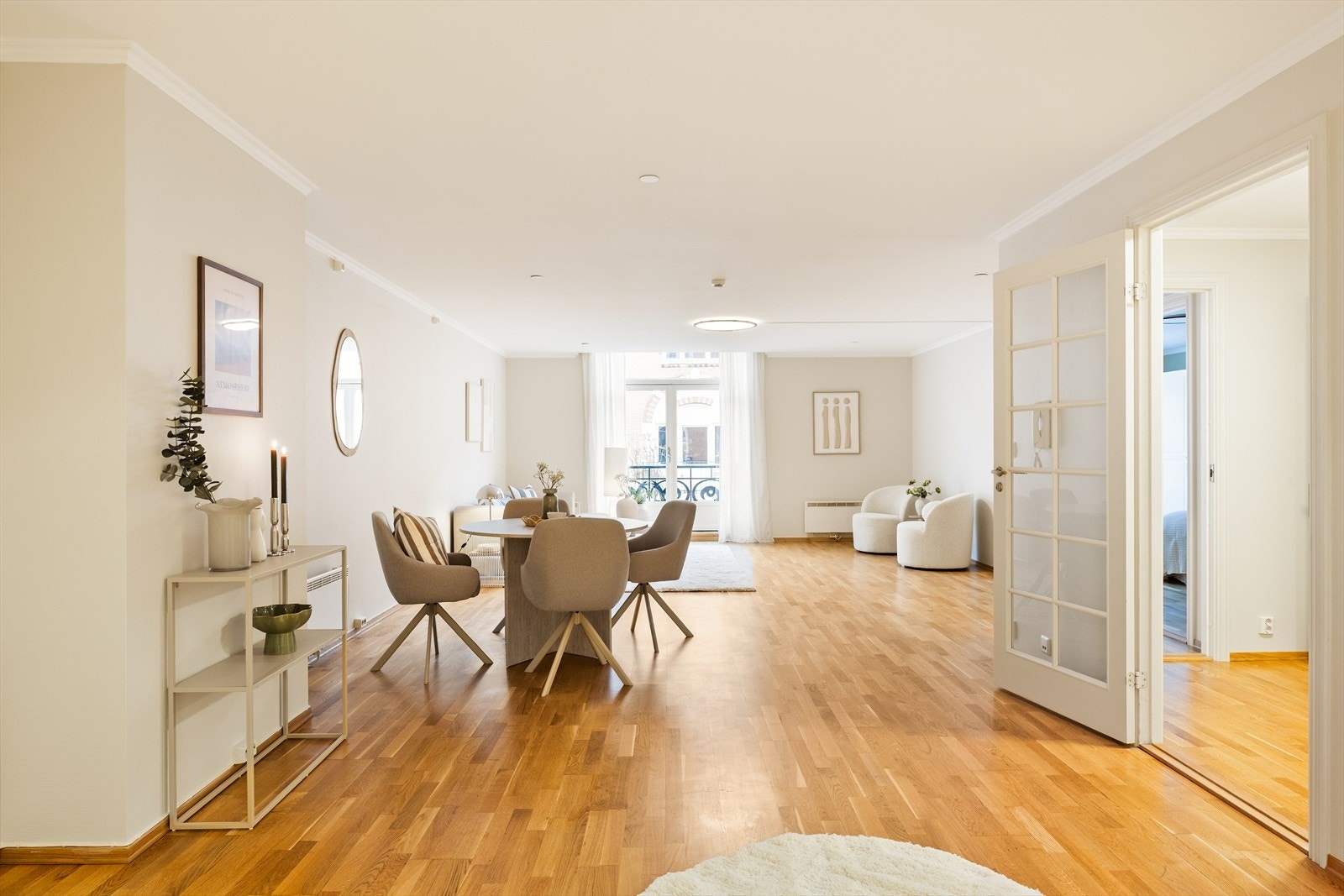 Leiligheten byr på store og åpne rom med en lys og luftig atmosfære. Galleribilde