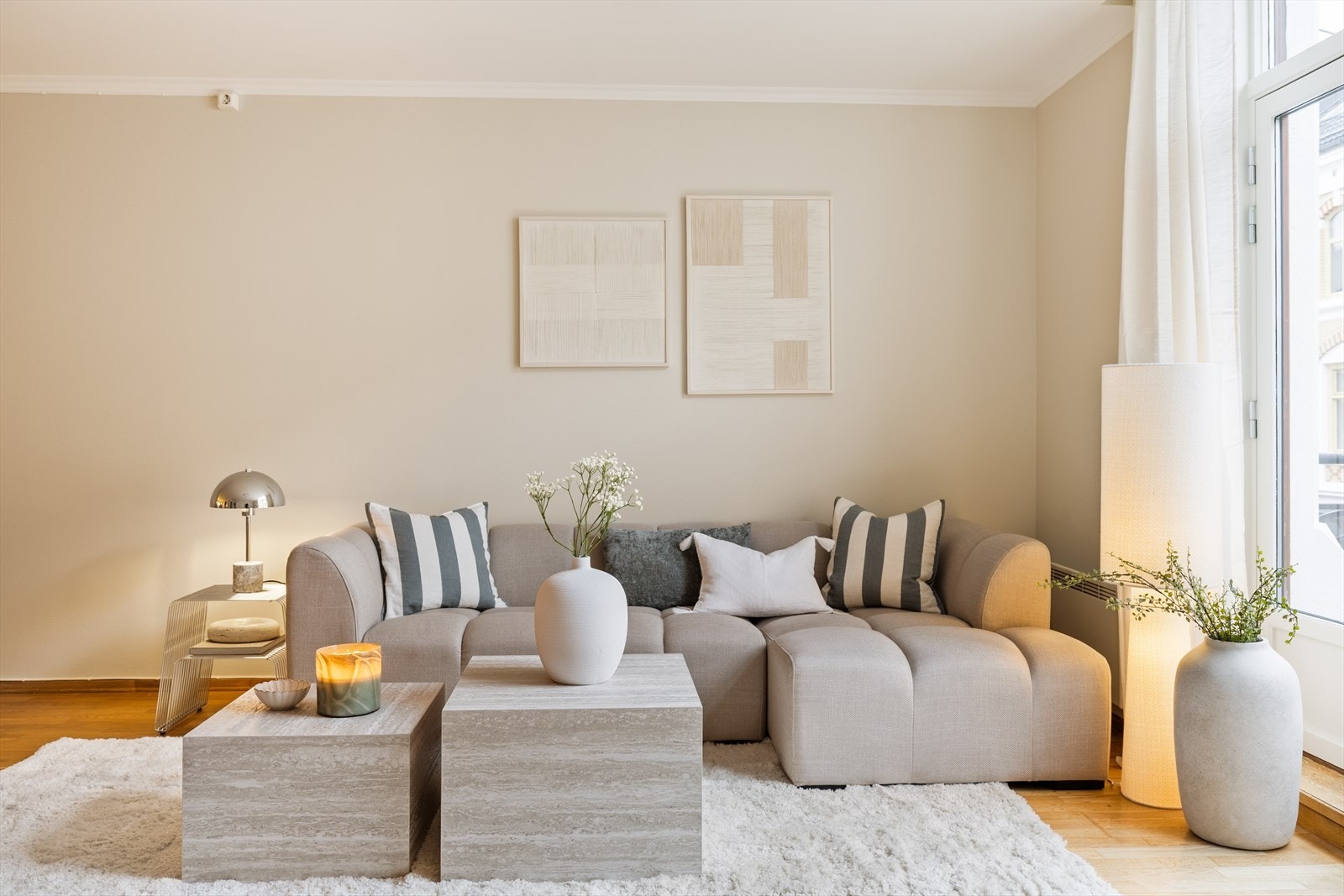 Stuen har naturlig plass til både sofagruppe, spisebord og TV med tilhørende møblement. Galleribilde