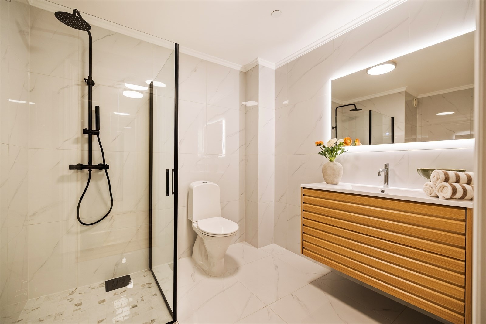 På badet får man en behagelig start på dagen med deilig gulvvarme og godt albuerom både innenfor og utenfor dusjen. Galleribilde