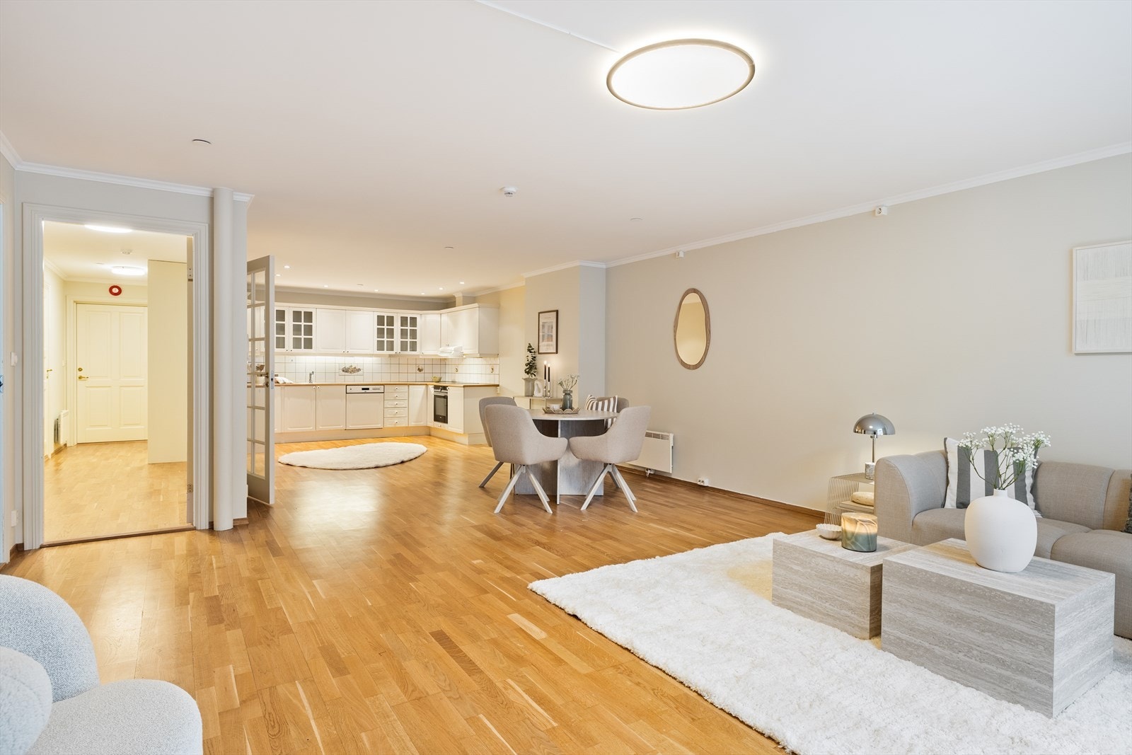 Her kombineres klassisk byliv med moderne komfort, i en bolig som fremstår både stilfull og gjennomført. Galleribilde