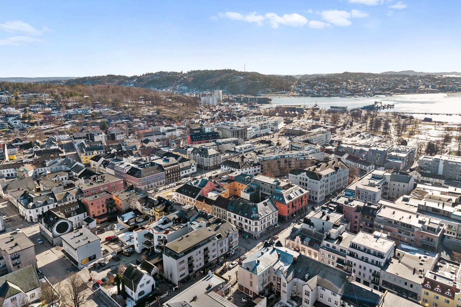På brygga kan du nyte utsikten over fjorden, ta en båttur eller benytte deg av de mange spisestedene langs brygga. Galleribilde