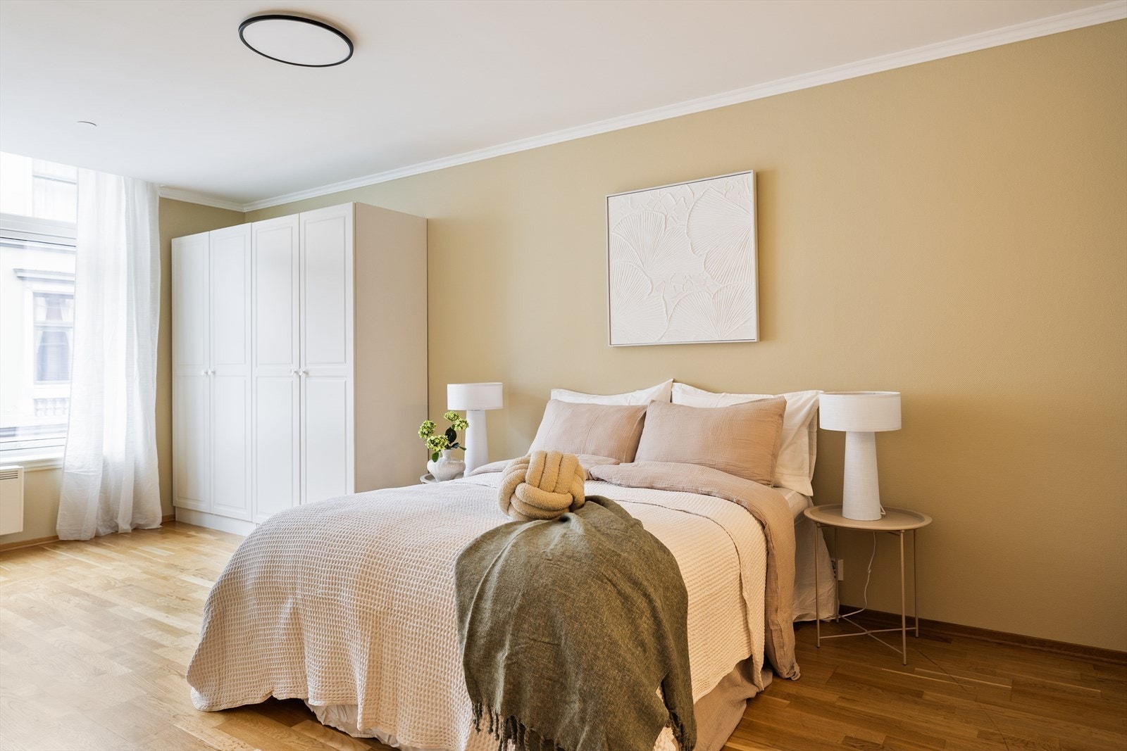 Ettersom soverommet er svært romslig, er det god plass til dobbeltseng, nattbord på hver side og øvrig møblement. Galleribilde