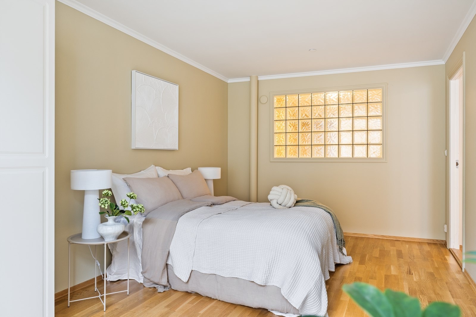 Selv på soverommet finner du fine og klassiske detaljer som en sentrums leilighet skal ha. Galleribilde