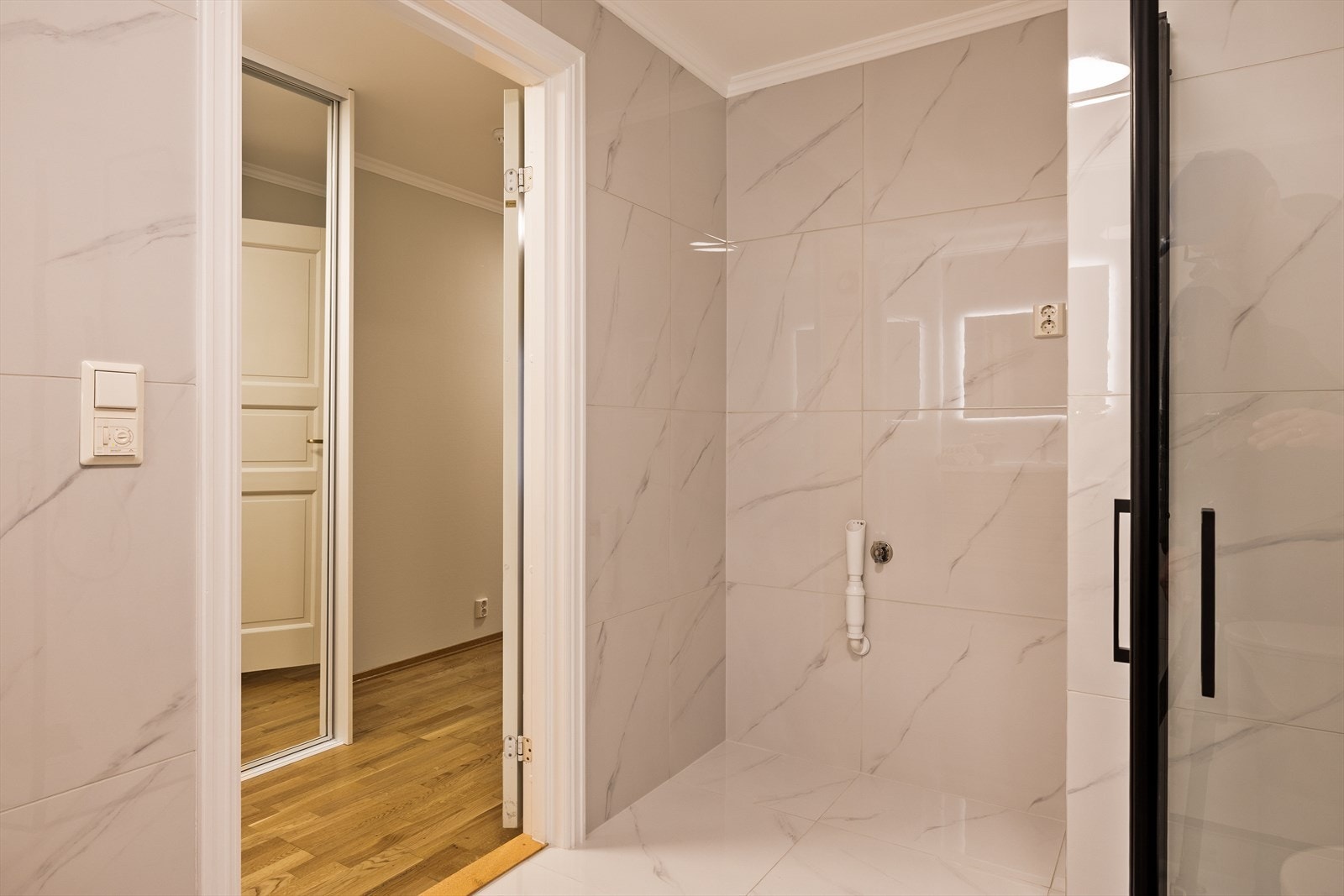 Det er også opplegg til vaskemaskin, godt integrert for en komfortabel og funksjonell hverdag. Galleribilde