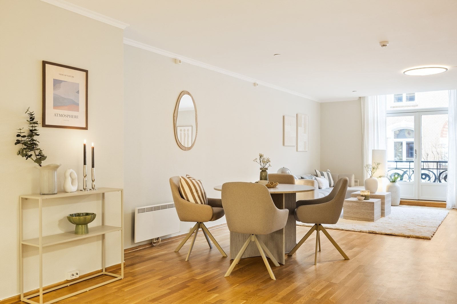 Her får du fint plass til gjester både i sofagruppen og rundt spisebordet. Galleribilde