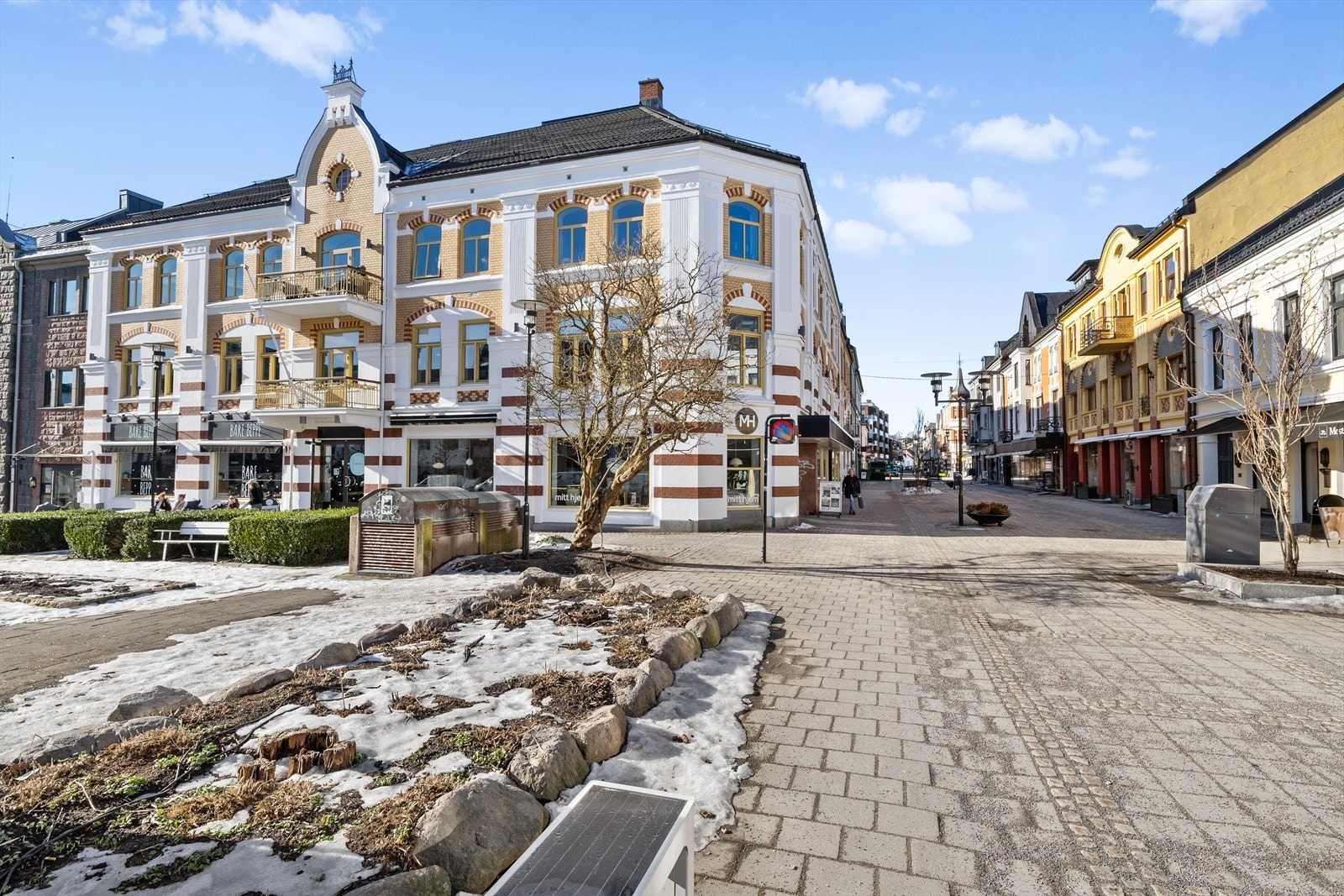 Sandefjord sentrum er et levende, attraktivt og mangfoldig område som tilbyr en unik kombinasjon av moderne bekvemmeligheter og en rik historie. Galleribilde