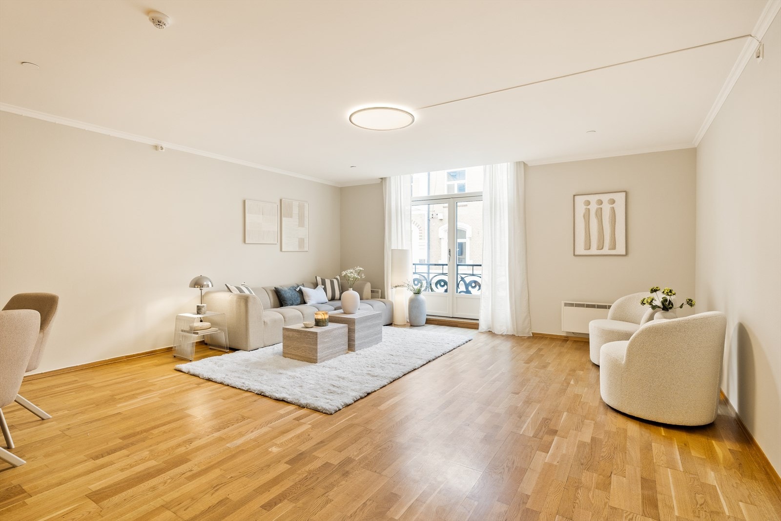 Stuen er lys og romslig i et tidsriktig fargevalg. Galleribilde