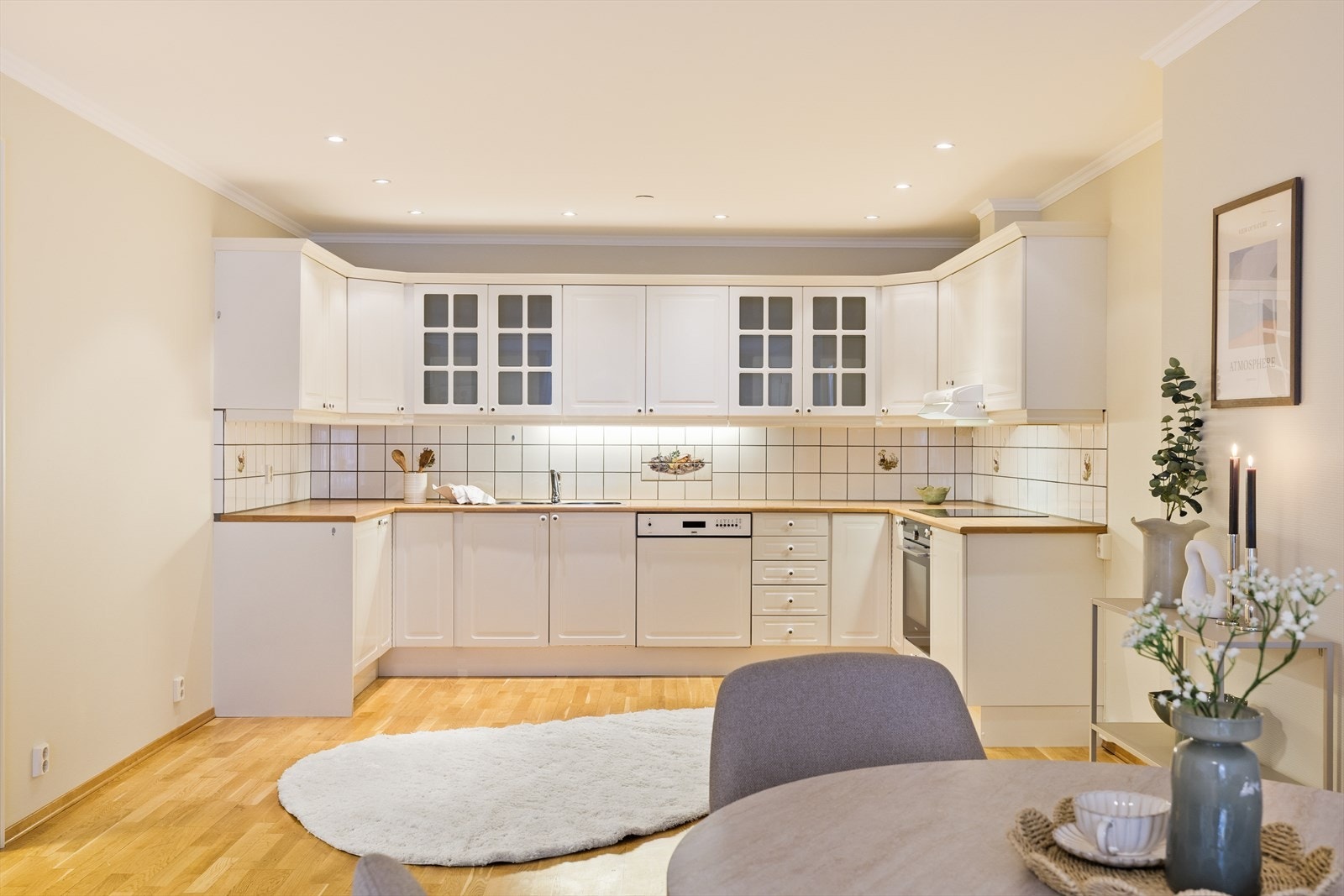 Kjøkkenet er tidløst med lyse fronter. Galleribilde