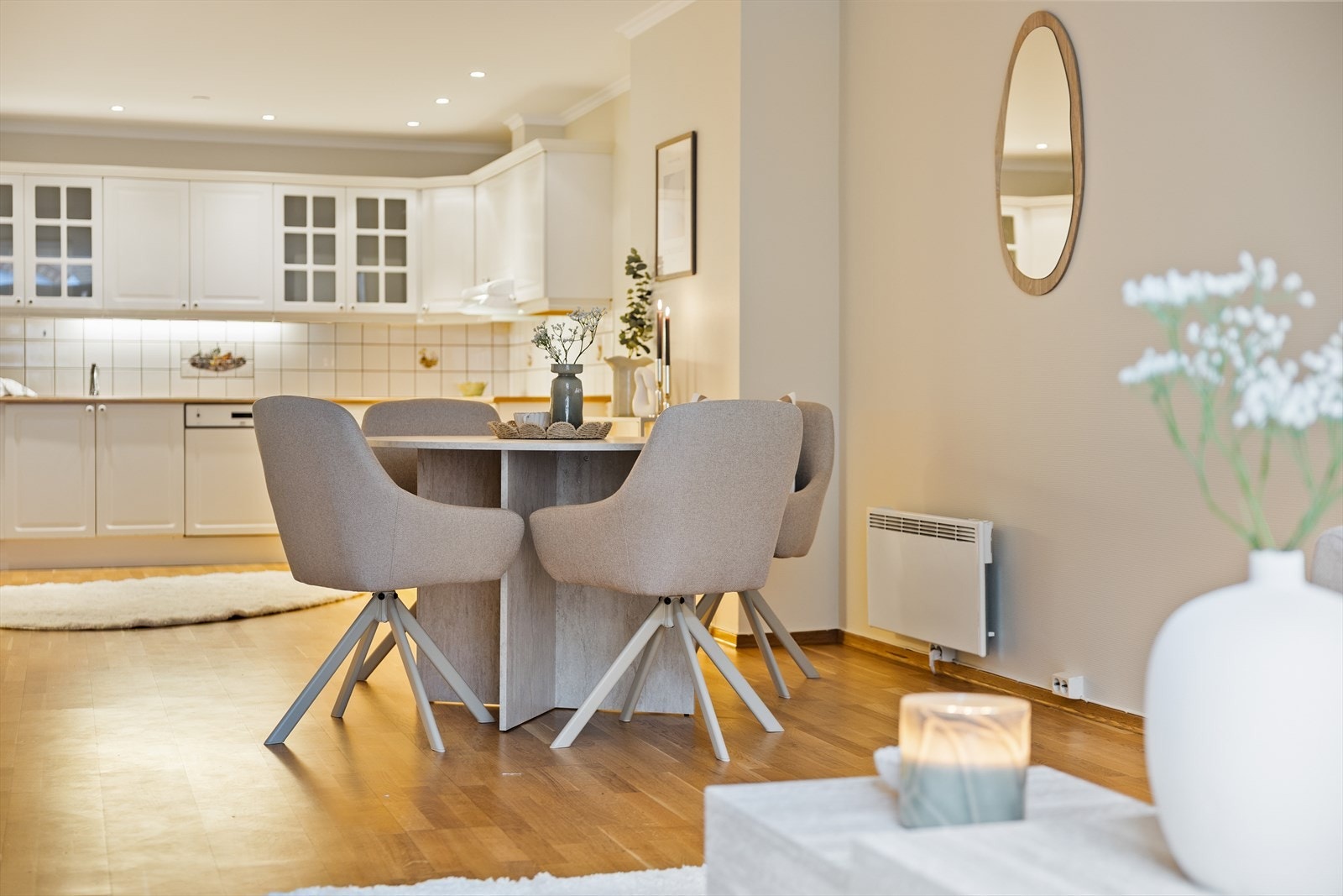 Stuen har en åpen løsning mot kjøkkenet som er perfekt for sosiale sammenkomster. Galleribilde