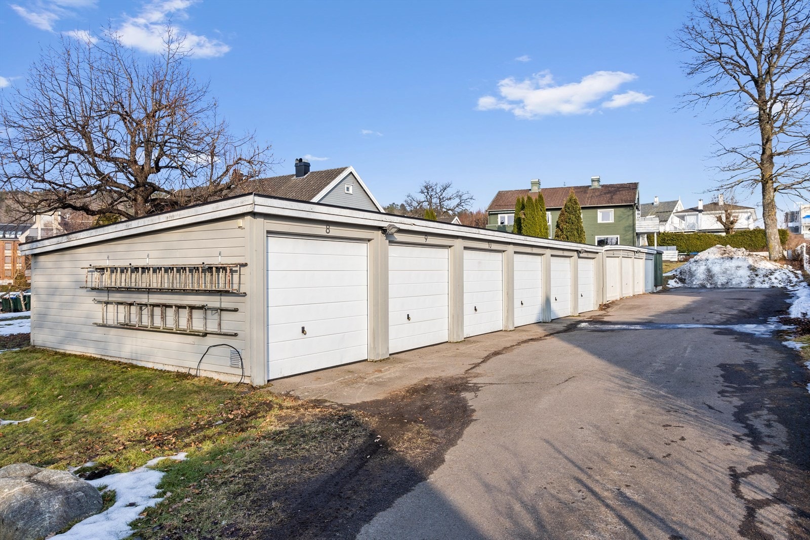 Borettslaget har garasjer for leie, hvor det er venteliste etter søkedato. Galleribilde