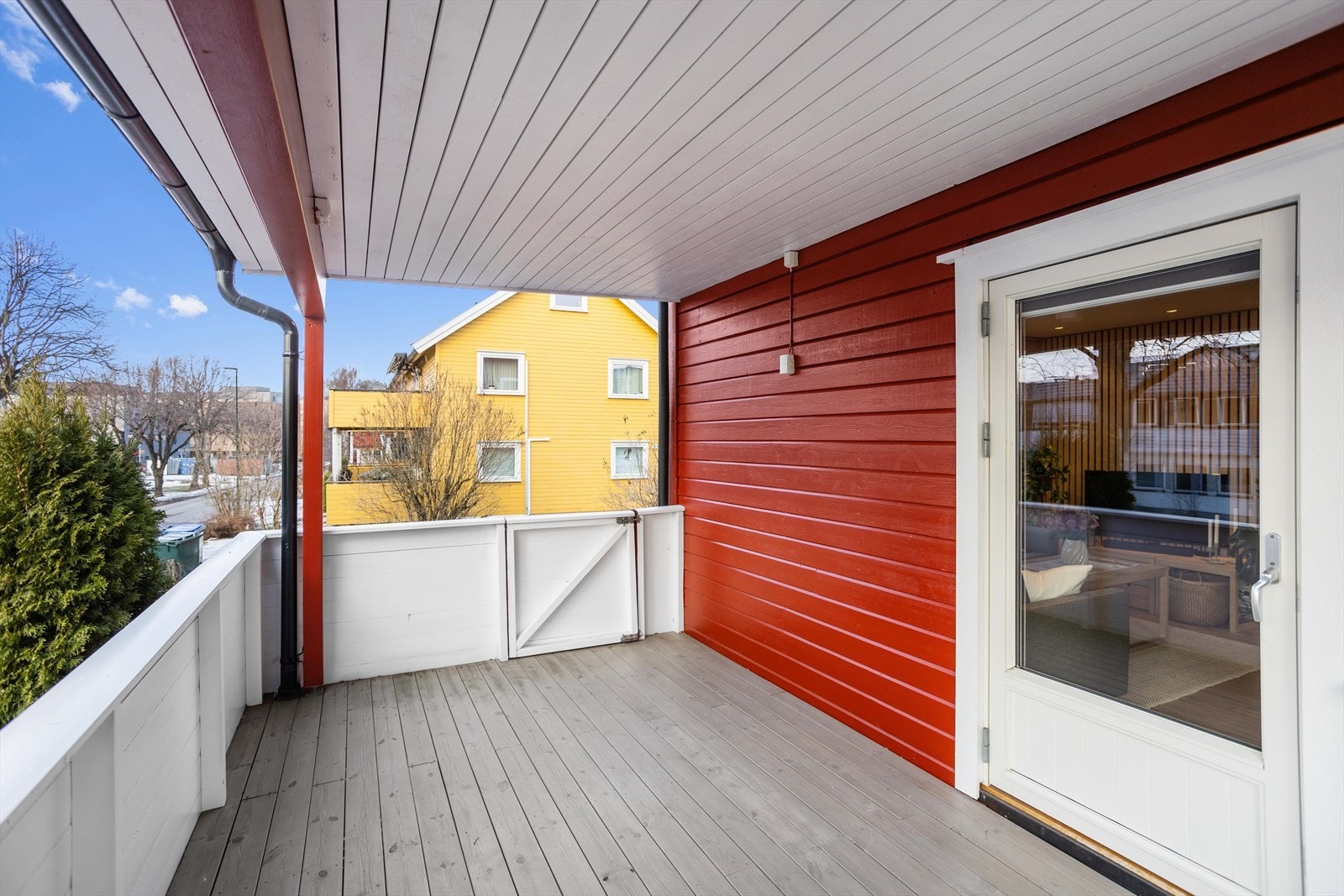 Det er for øvrig en terrasse ca. 18 m² på nord-vestsiden som ble etablert i 2015. Denne har tilkomst både fra både hagen og via trapp ned fra balkongen. Galleribilde