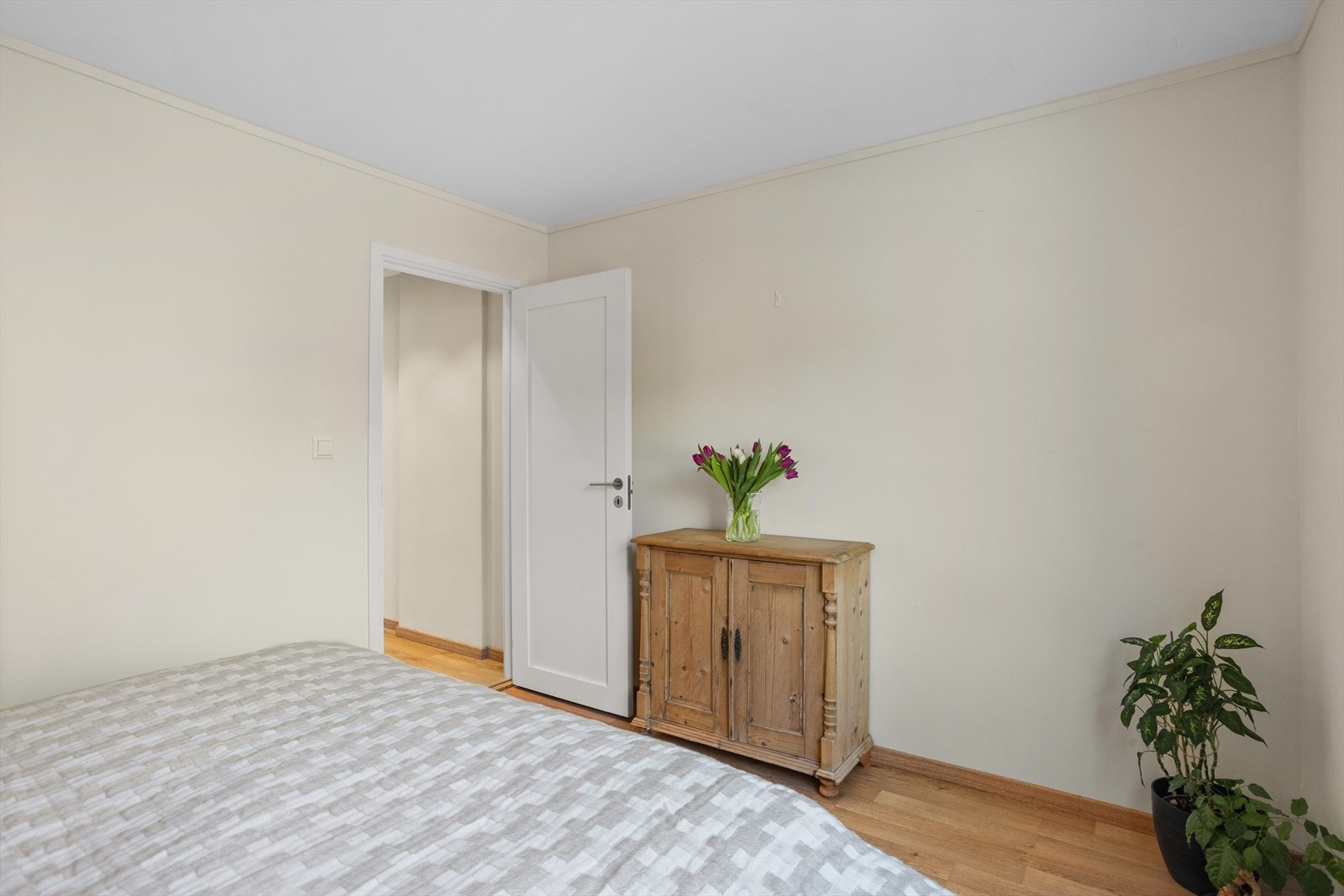 Her er det plass til dobbeltseng og soveromsmøbler. Det ikke garderobeskap i rommet, men avsatt plass til å installere dette hvis ønskelig. Galleribilde