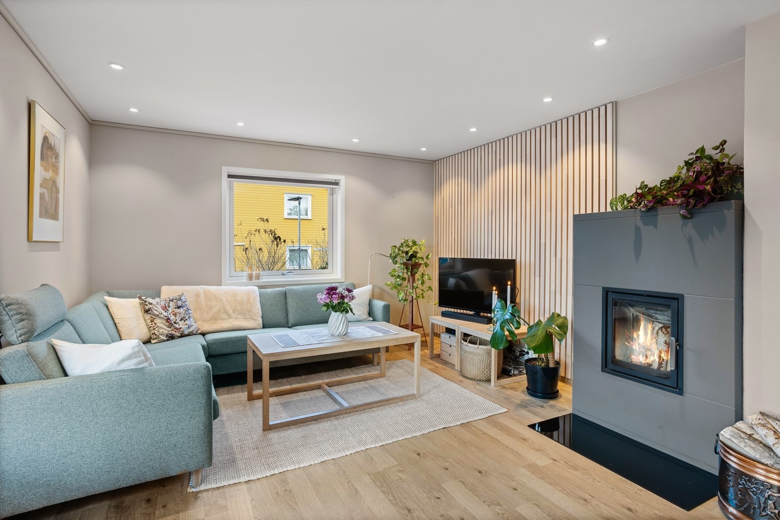 Stuen ligger på hjørnet av bygget, mot vest og nord. "Bredsiden" av rommet er vestvendt. Galleribilde