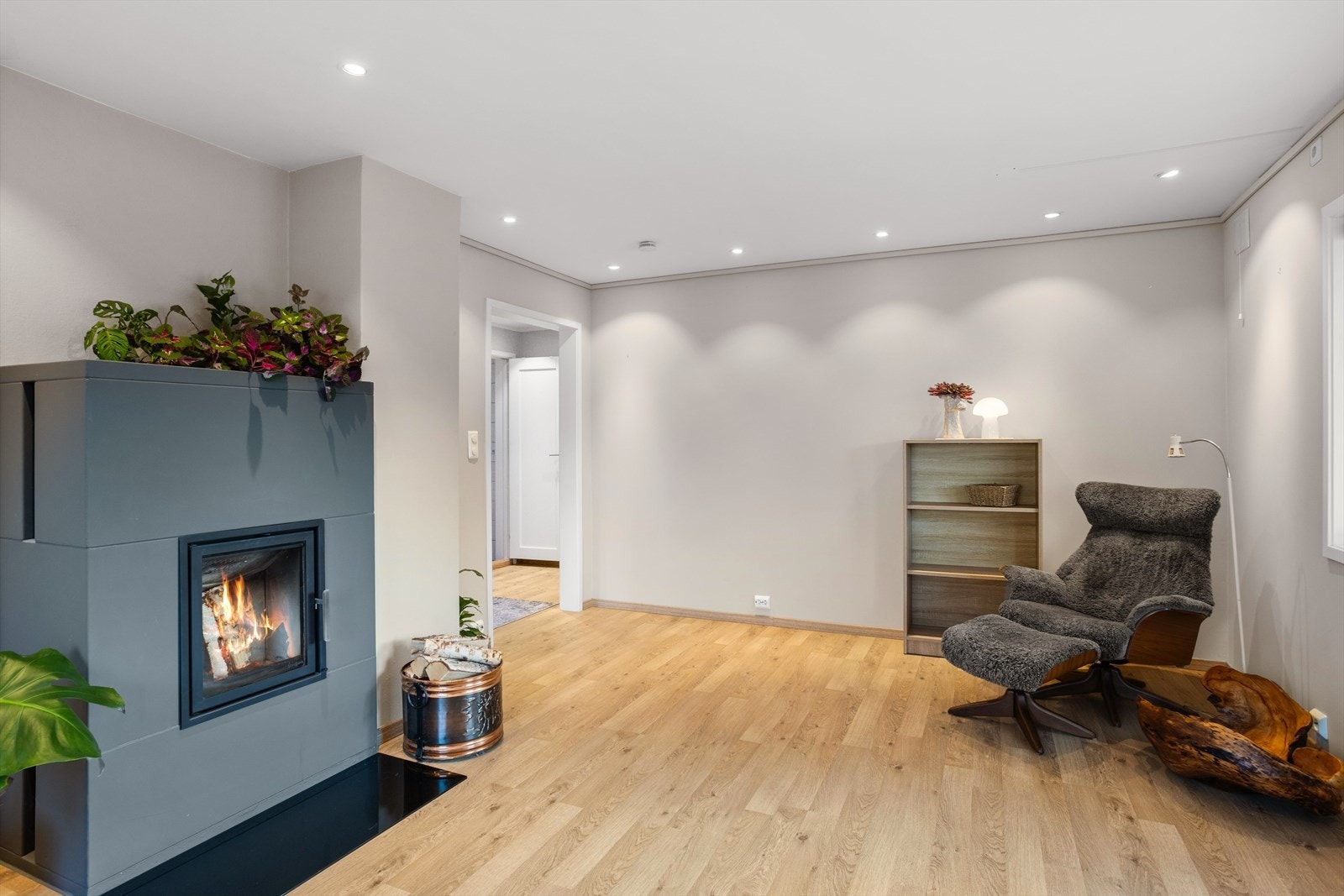 Stuen byr også godt med veggplass å møblere mot. Galleribilde