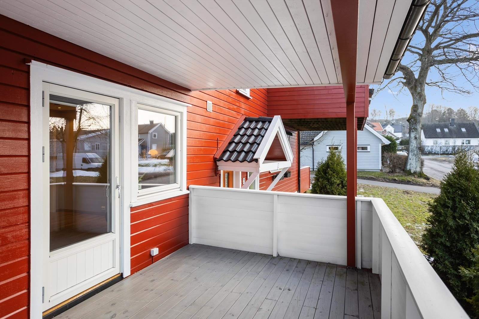 Det er plass for både sittegruppe og gassgrill - perfekt utformet for både rolige stunder og sosiale samlinger med familien. Galleribilde