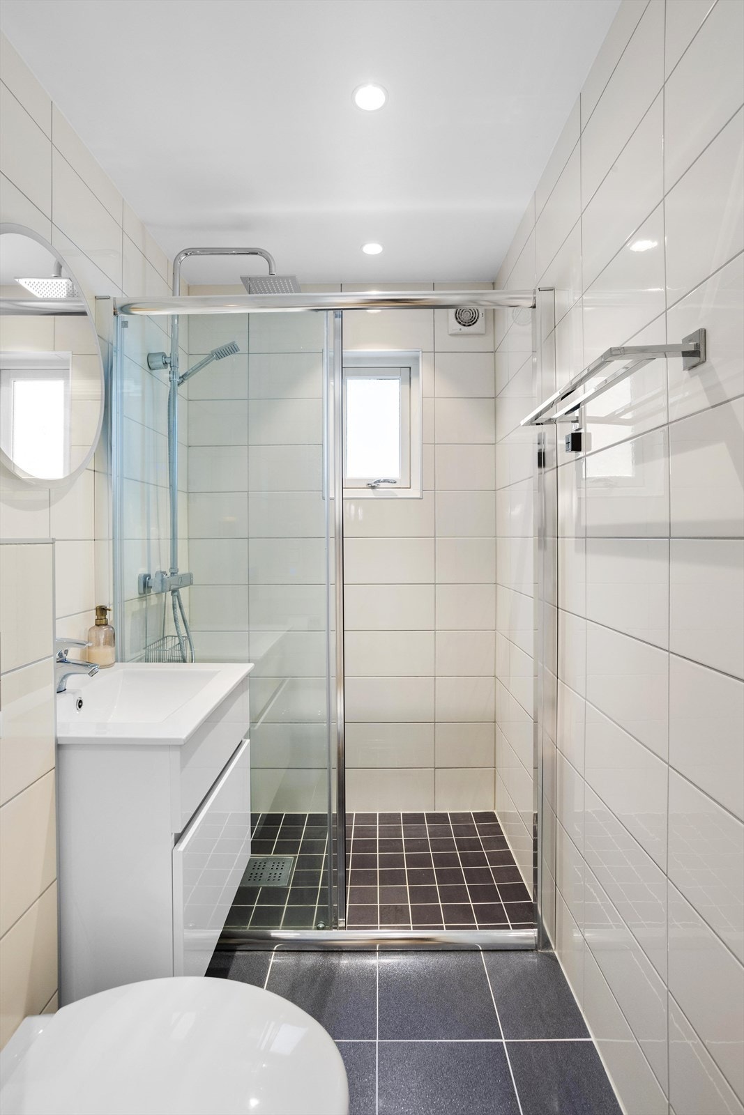 Badet er renovert og oppgradert i 2015. Dusjen, med glidedører av herdet glass, ligger innerst i rommet og har dusjarmatur med både hånddusj og regnfalldusj. Galleribilde